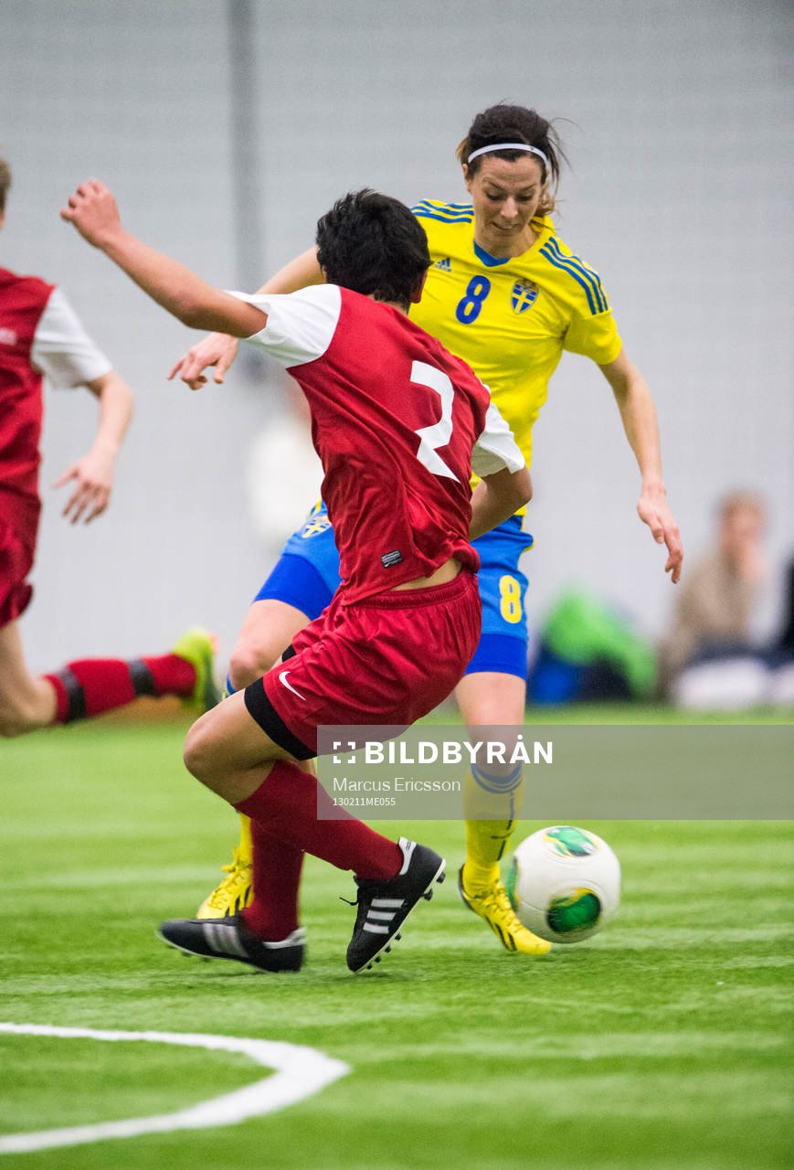 Fotboll, Träningsmatch, Dam, Sverige - Stockholm FA Boys Team: Lotta Schelin utmanar
