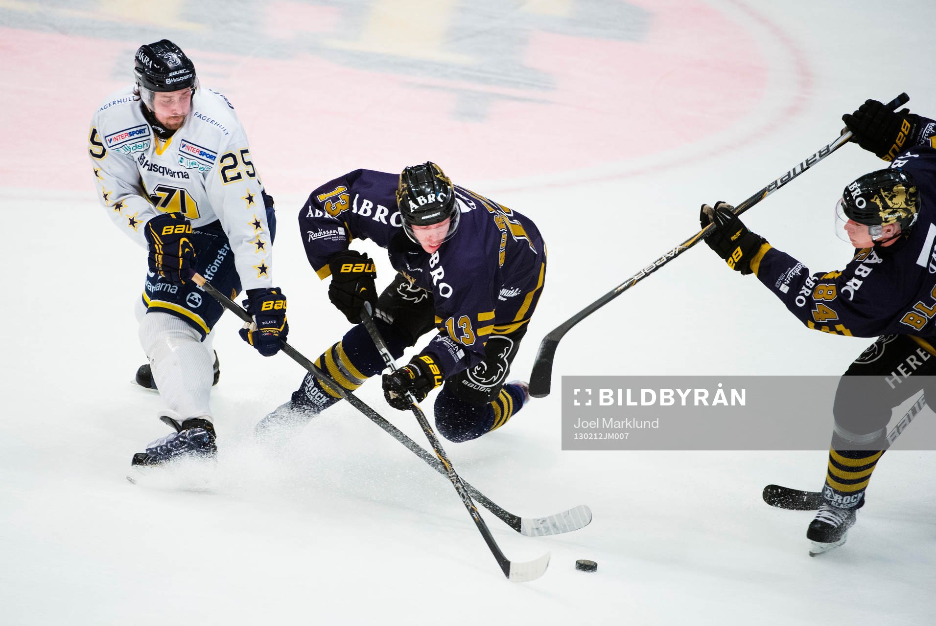 Mattias Karlsson, HV71, utmanas av Joakim Nordström och