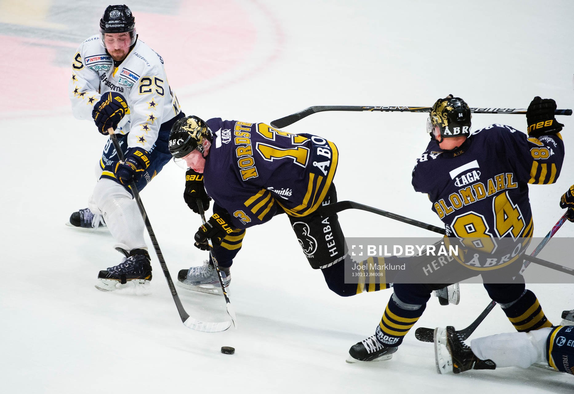 Mattias Karlsson, HV71, utmanas av Joakim Nordström och