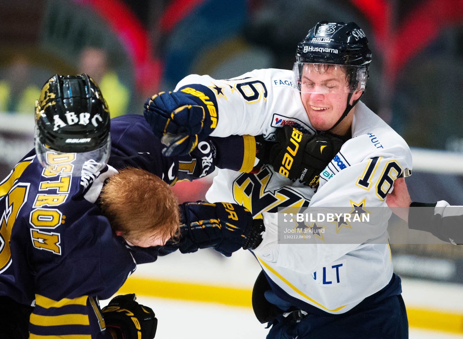 Tommy Kristiansen, HV71, slår hjälmen av Joakim