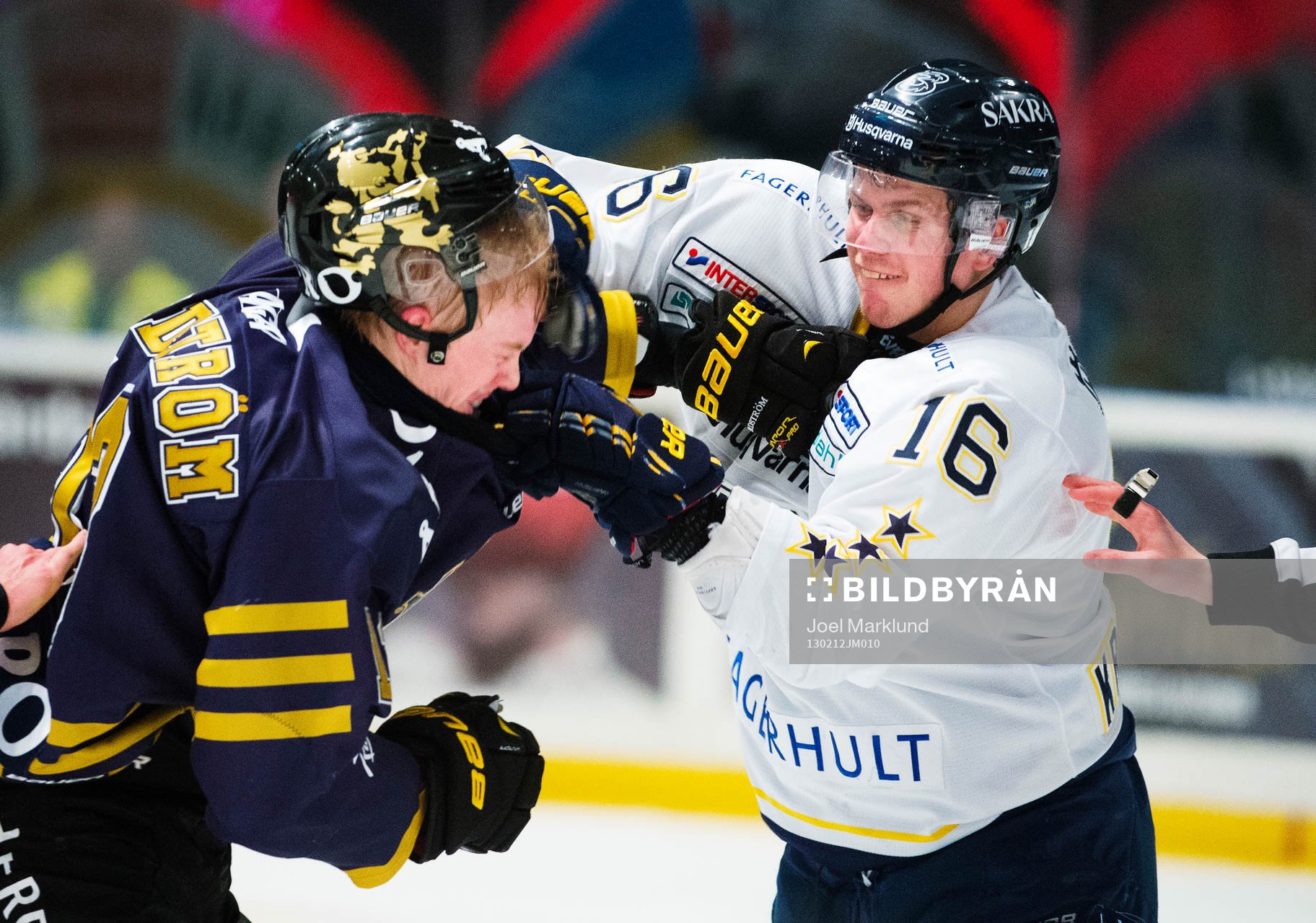 Tommy Kristiansen, HV71, slår hjälmen av Joakim