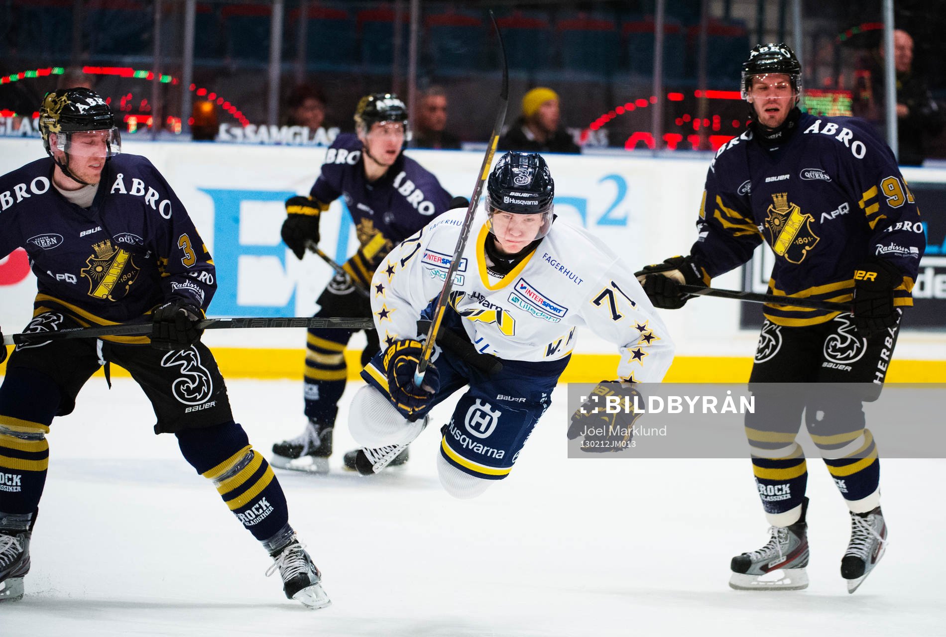 William Karlsson, HV71, blir fälld av Nils Bäckström, AIK