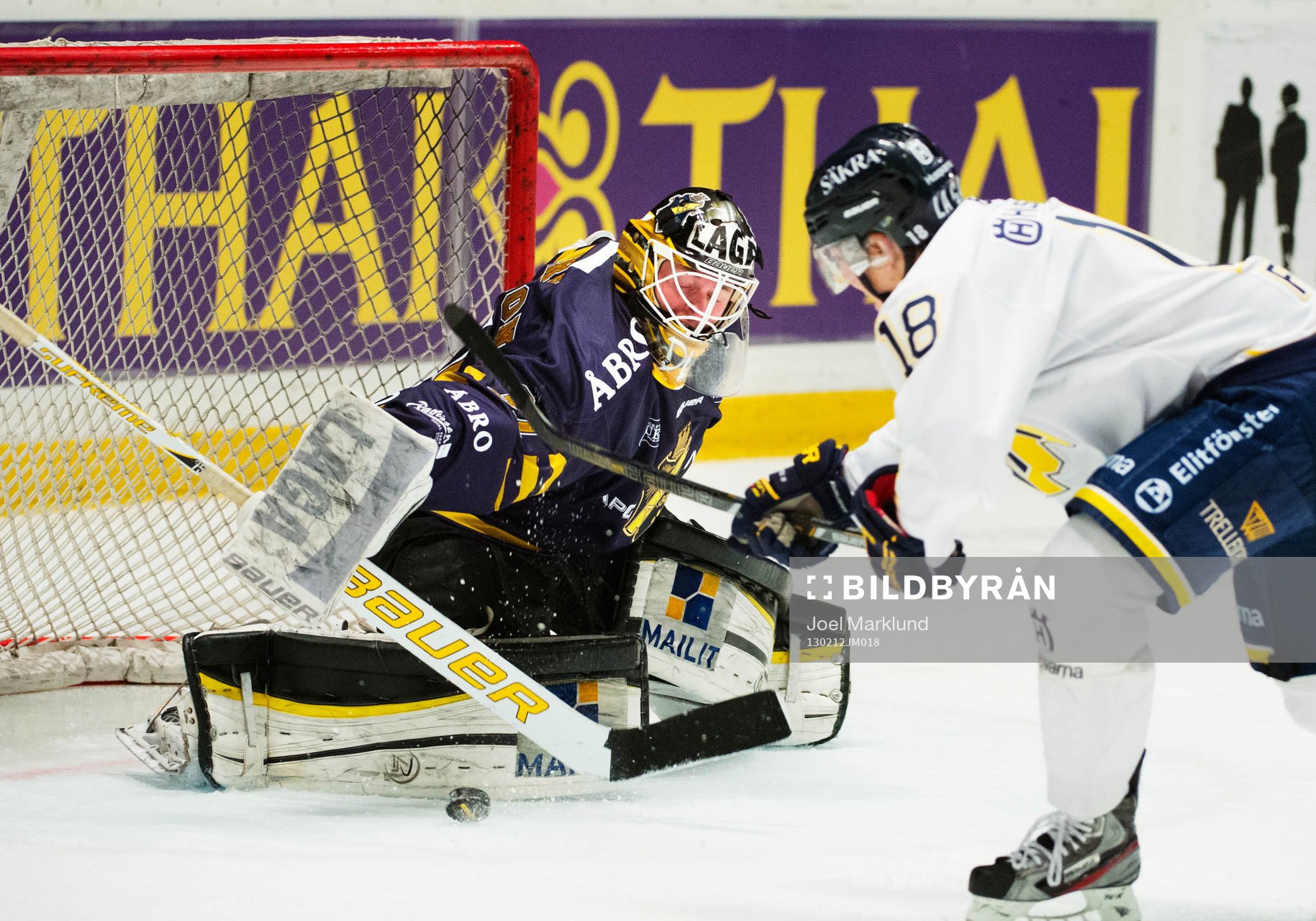 Daniel Larsson, målvakt, AIK, räddar ett friläge från