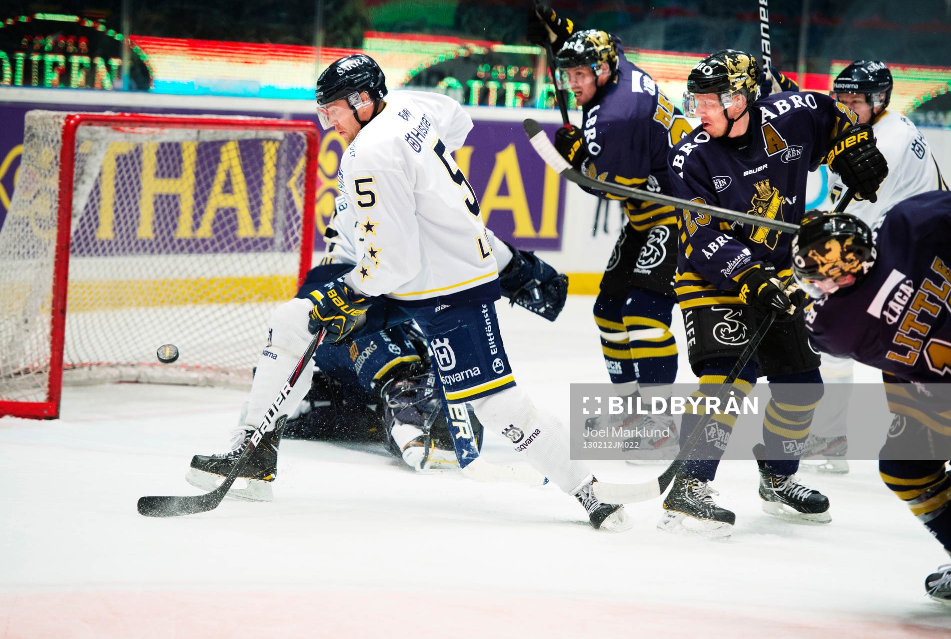 Mikko Luoma, HV71, styr undan ett skott från Broc Little,