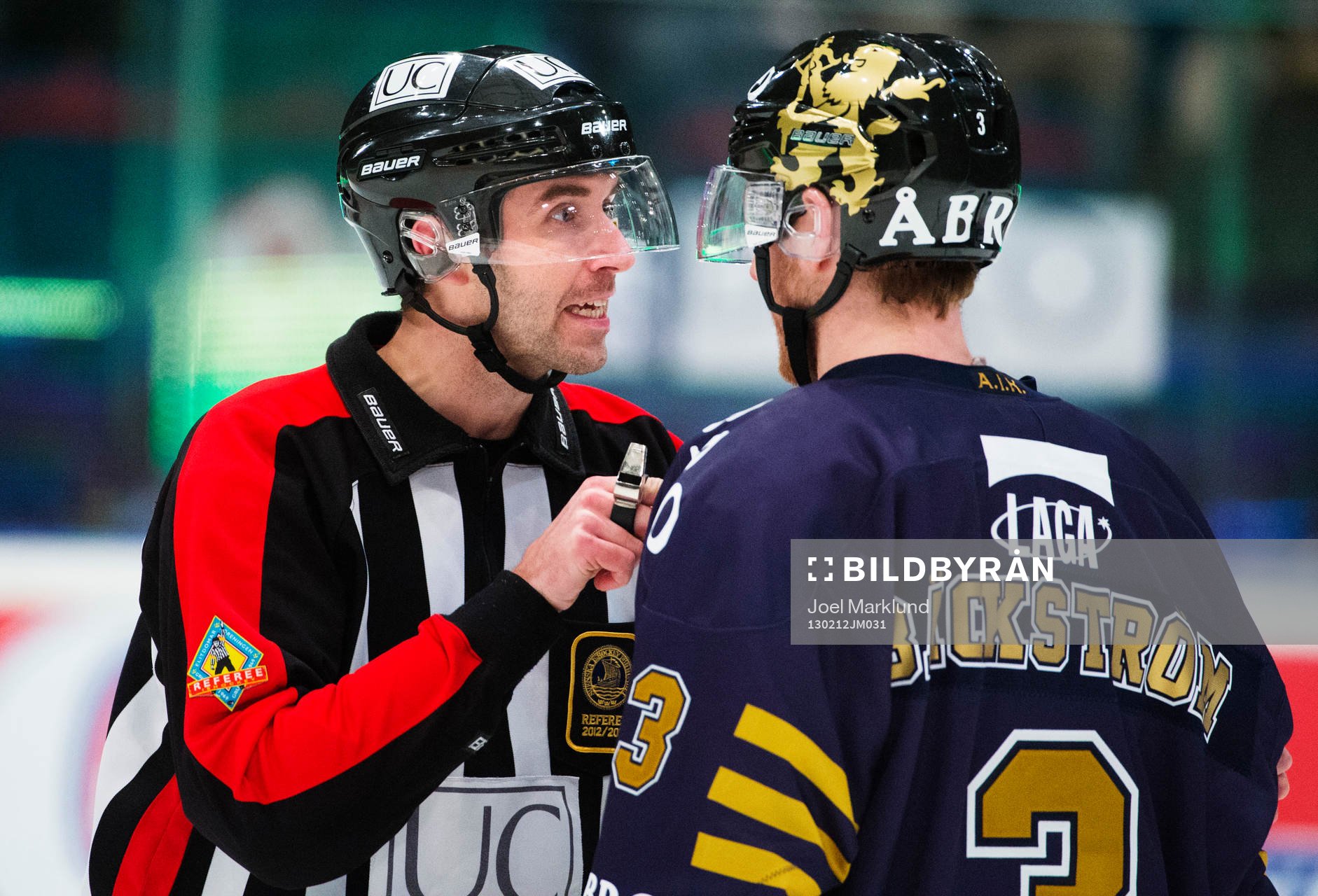 Linus Öhlund, domare, tillrättavisar Nils Bäckström, AIK