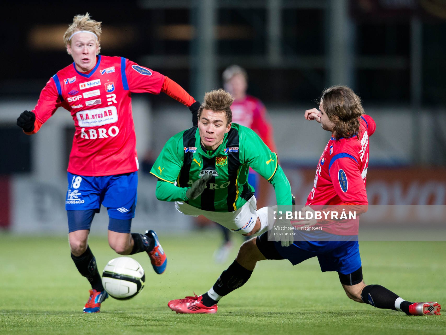 Malkolm Moenza, GAIS tacklas omkull av Hannes Sahlin,