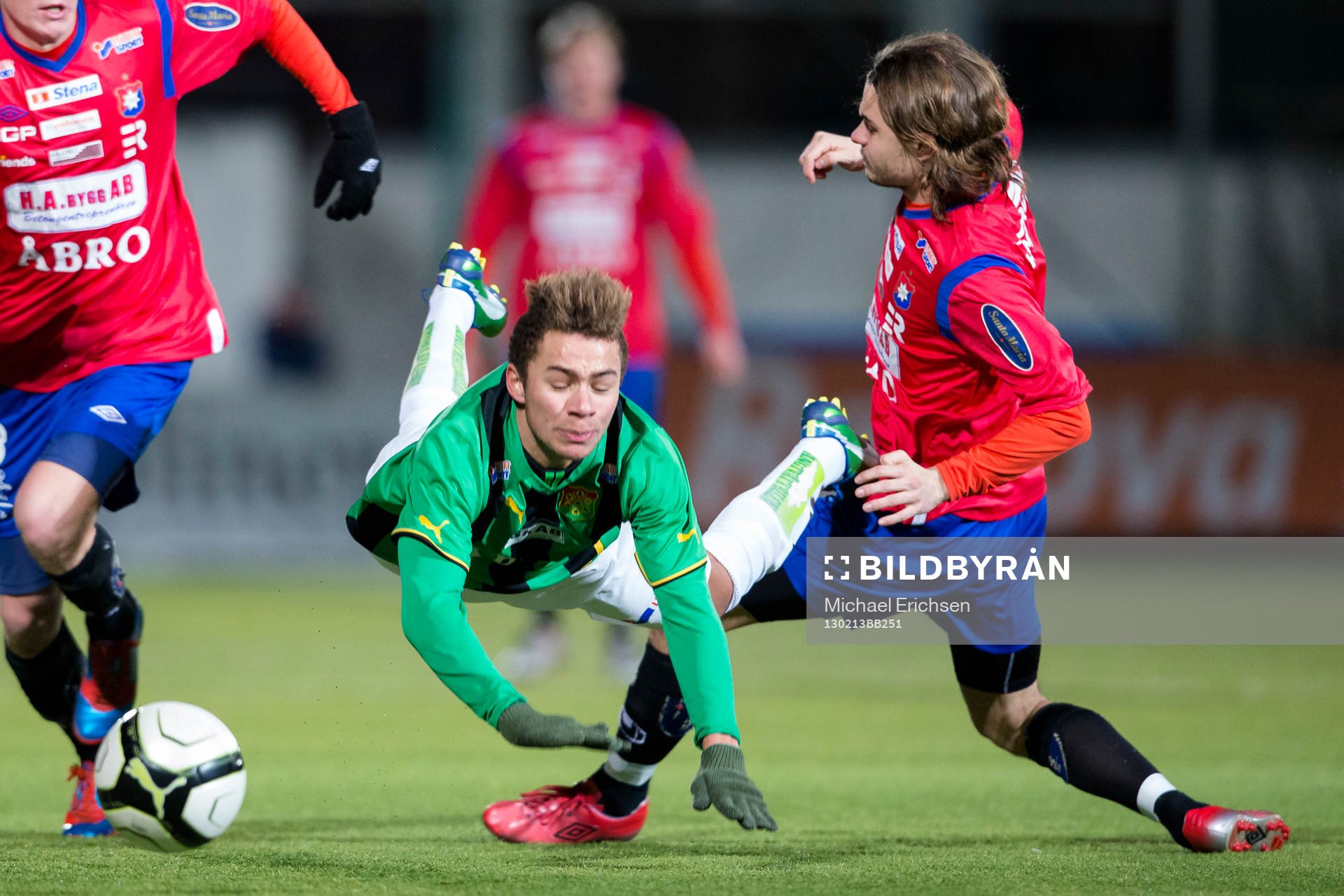 Malkolm Moenza, GAIS tacklas omkull av Hannes Sahlin,
