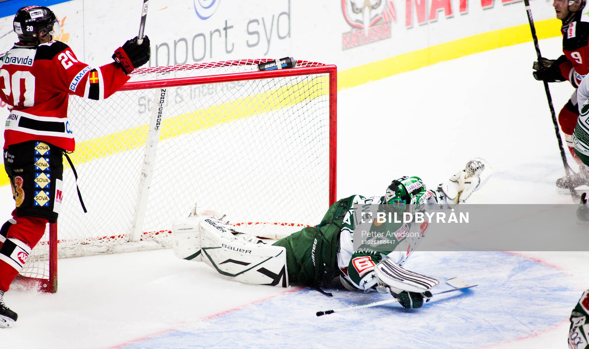 Henrik Hetta, Malmö Redhawks, råkar köra in i målburen