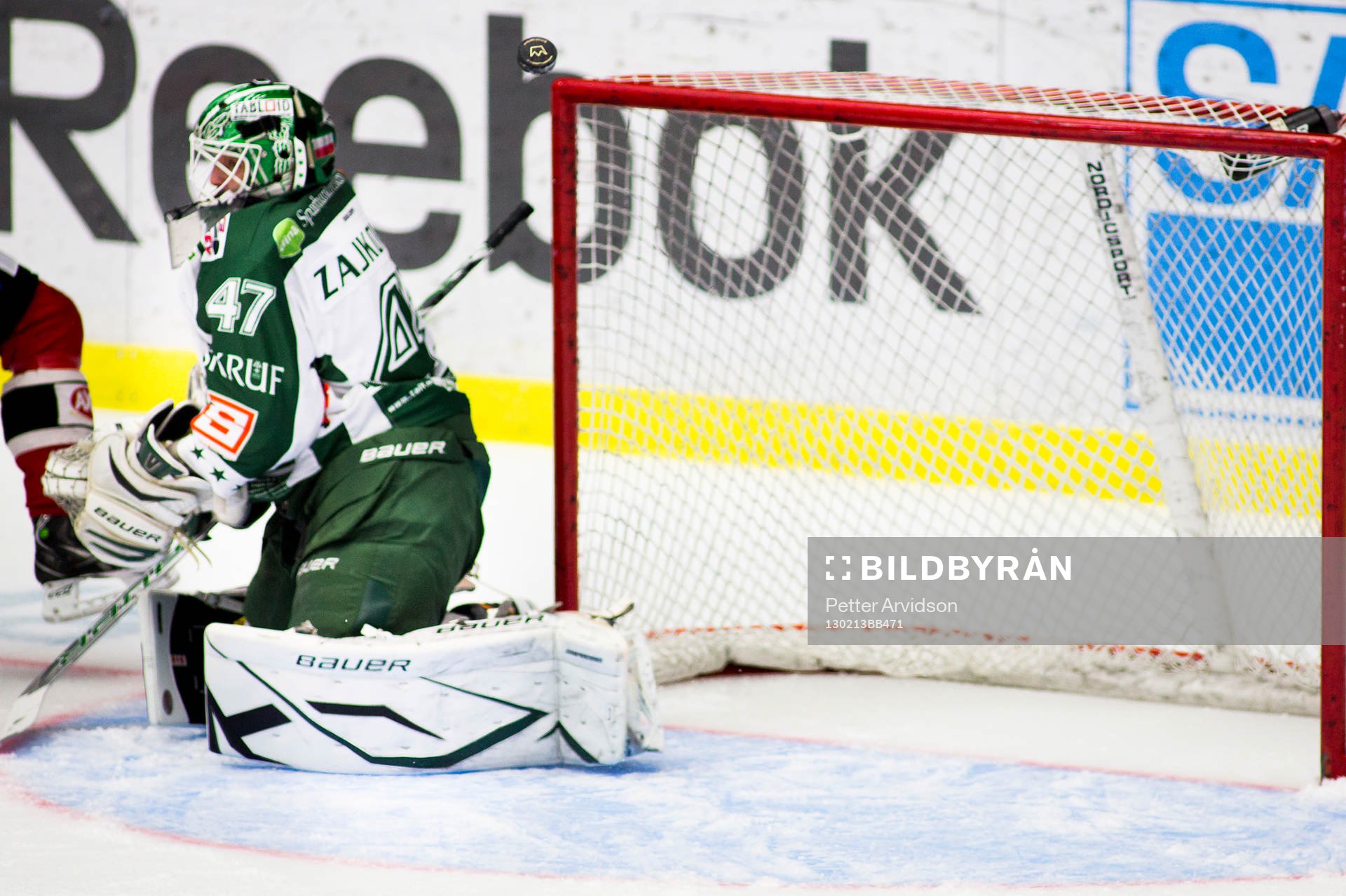 Pucken nära att gå in för, Malmö Redhawks, bakom,
