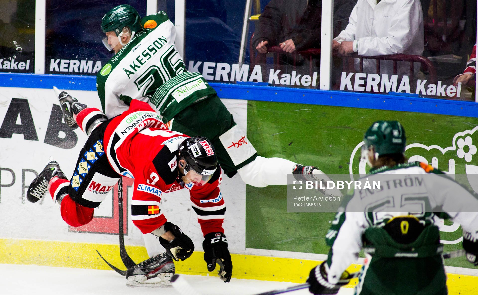 Fredrik Storm, Malmö Redhawks, åker på en tackling av,