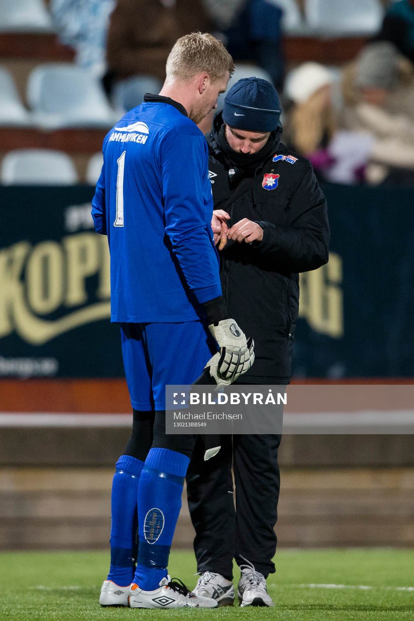 Peter Abrahamsson, målvakt i Örgryte fick utgå