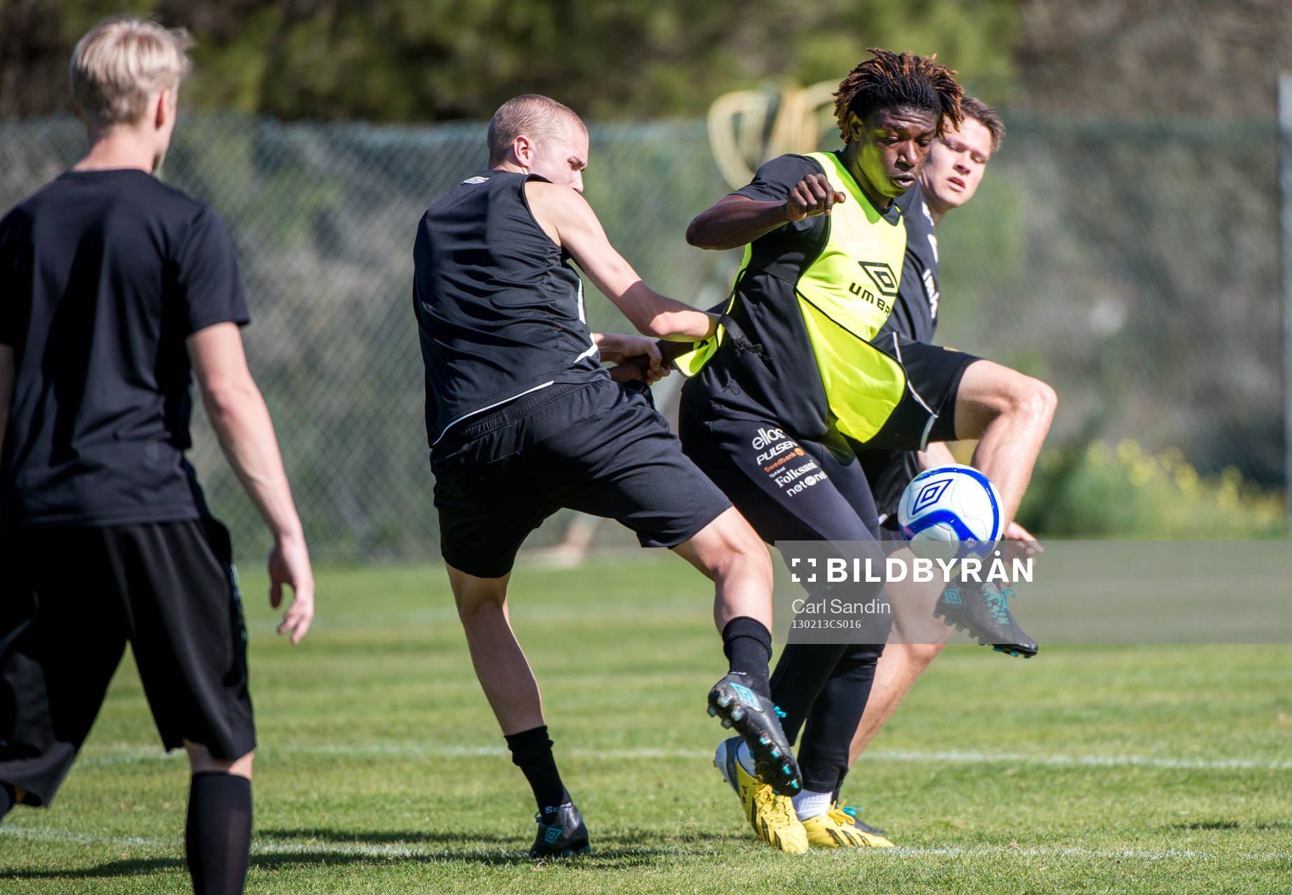 Närkamp mellan Sebastian Holmén, Mohamed Bangura och