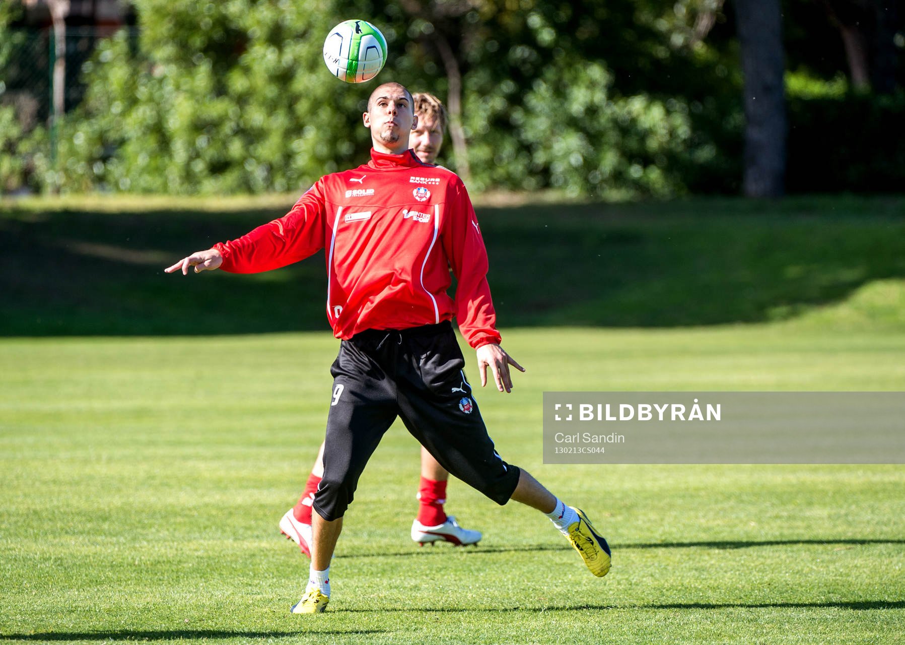 Robin Simovic, Helsingborg, tar ner bollen på bröstet
