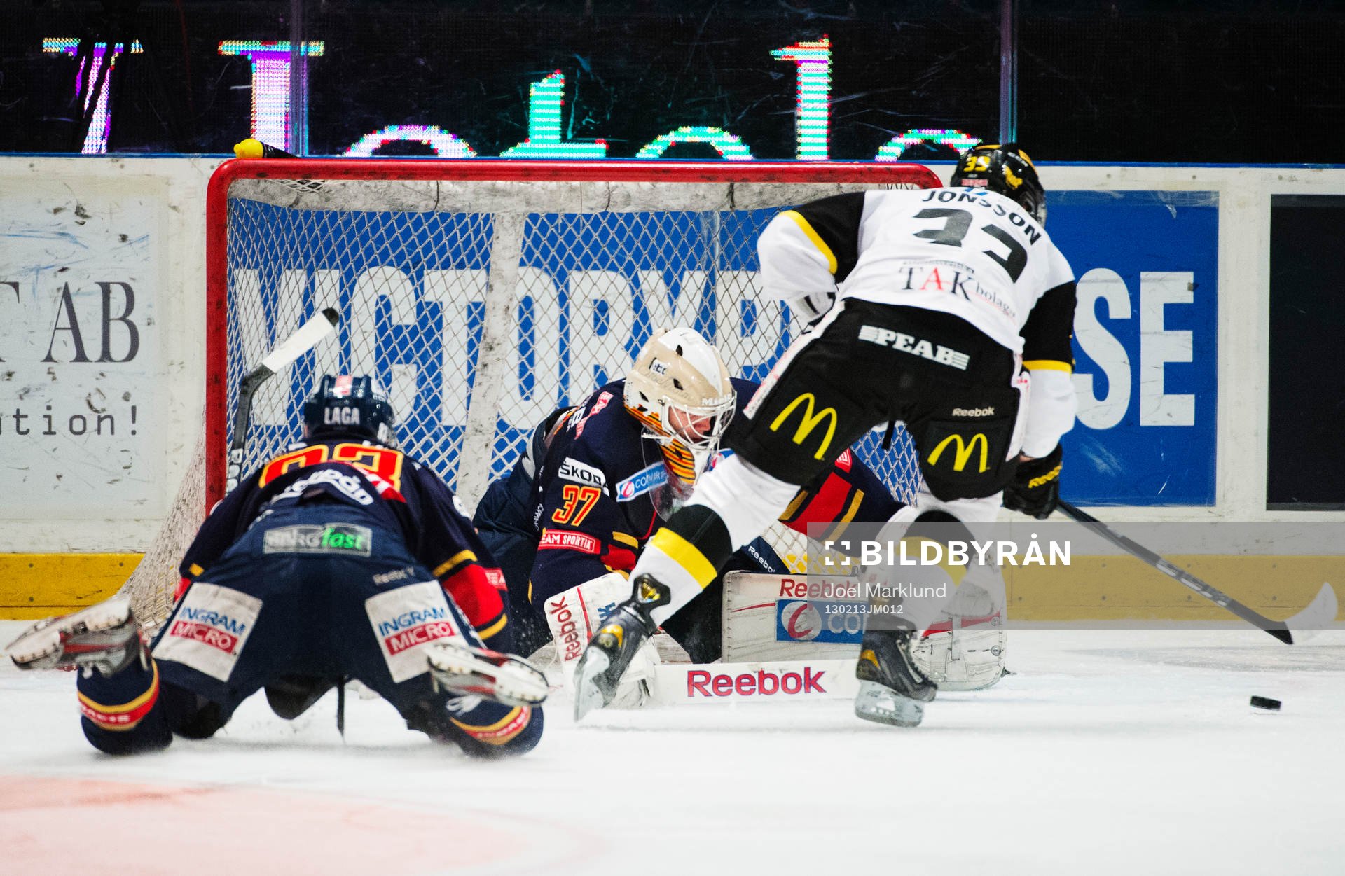 Marcus Jonsson, Västerås, kommer fri mot Chet Pickard,