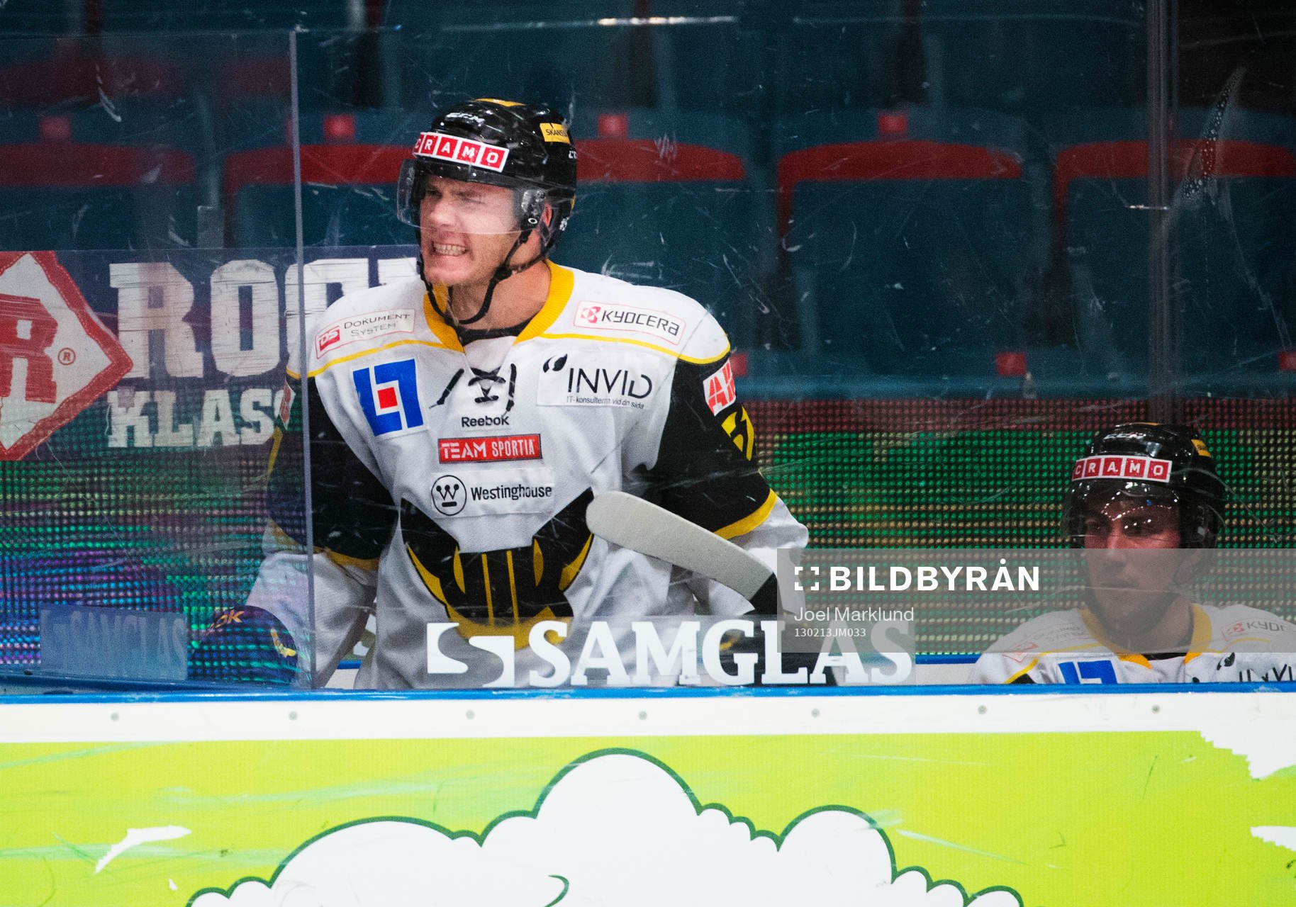 Matthew Fornataro, Västerås, grimaserar mot domaren