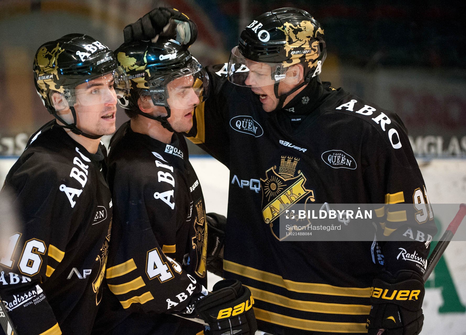 Tobias Viklund och Björn Melin gratulerar Oscar Steen,