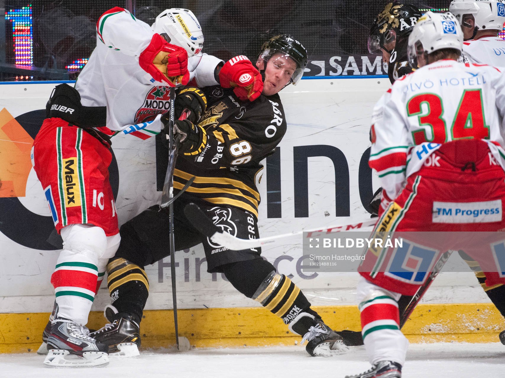 Oscar Ahlström, AIK, får en smäll