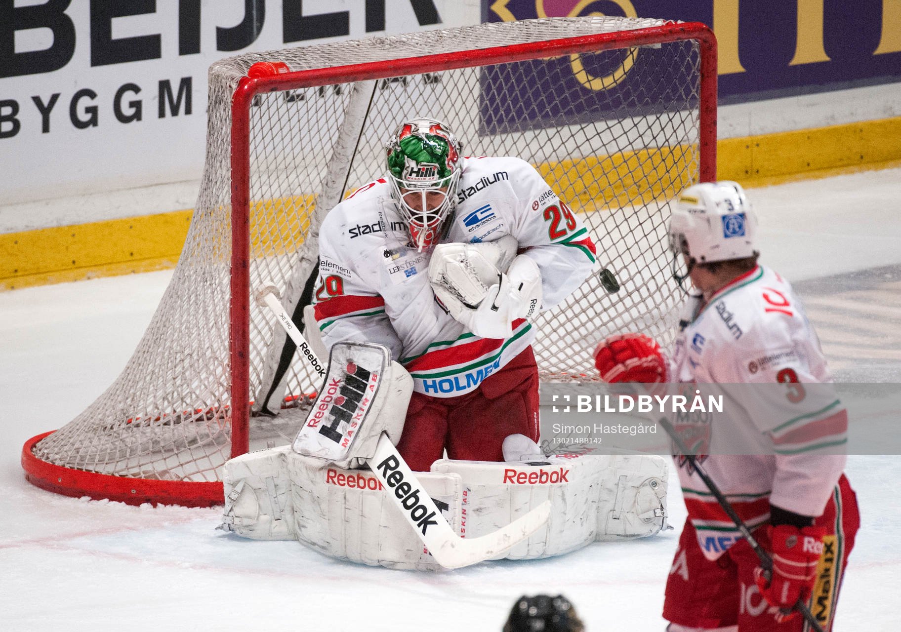 Bernhard Starkbaum, målvakt, Modo, får en puck på mål