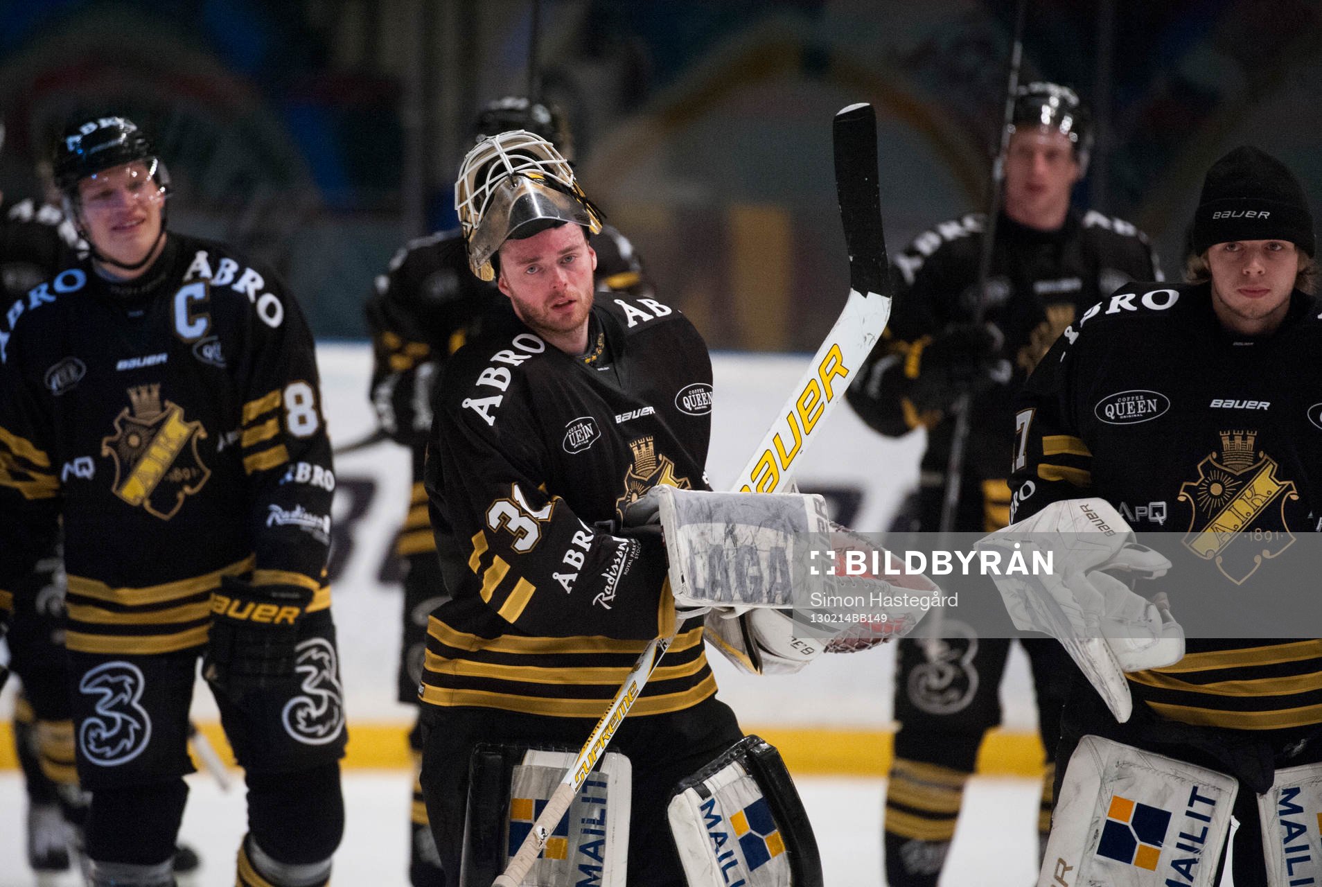 Daniel Larsson, målvakt, och AIK är glada