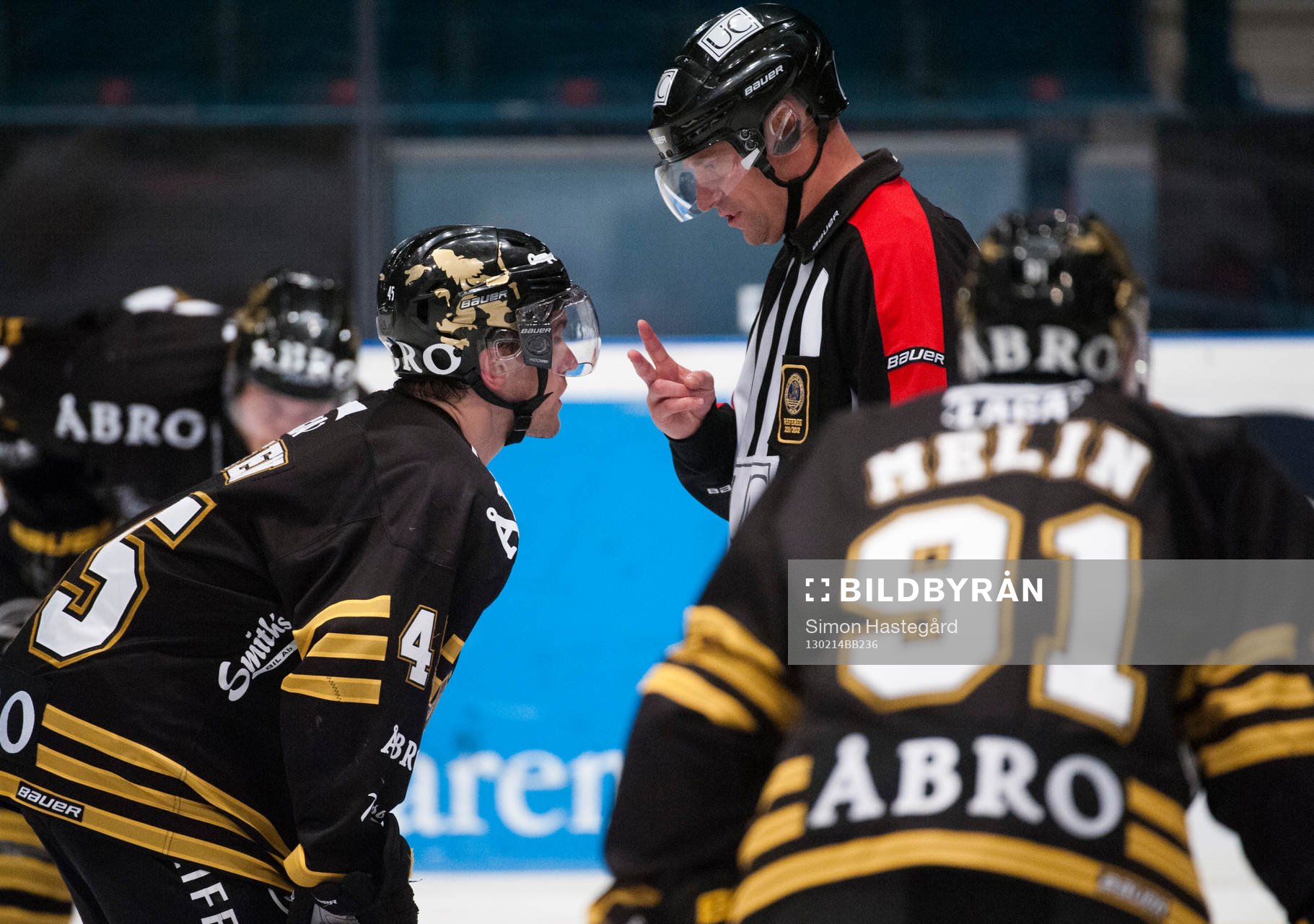 Oscar Steen, AIK, får en tillsägelse utav Sören Persson,