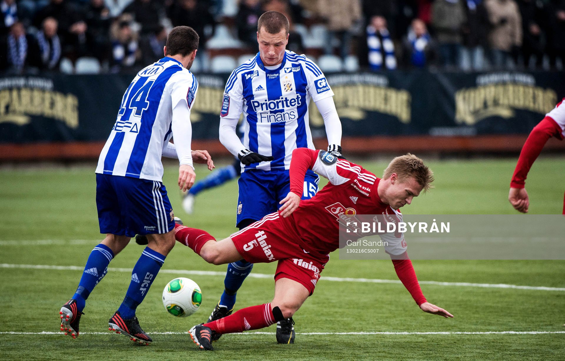 Jakob Johansson, IFK Göteborg, tacklar omkull Andreas