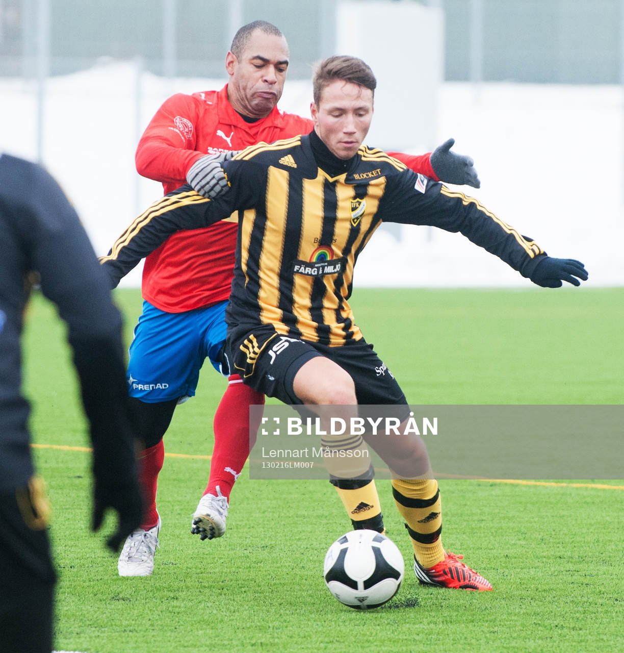 Fotboll, träningsmatch, IFK Hässleholm - Höganäs: Oscar Johannesson, Hässleholm, jagas av Solo Hammar, Höganäs