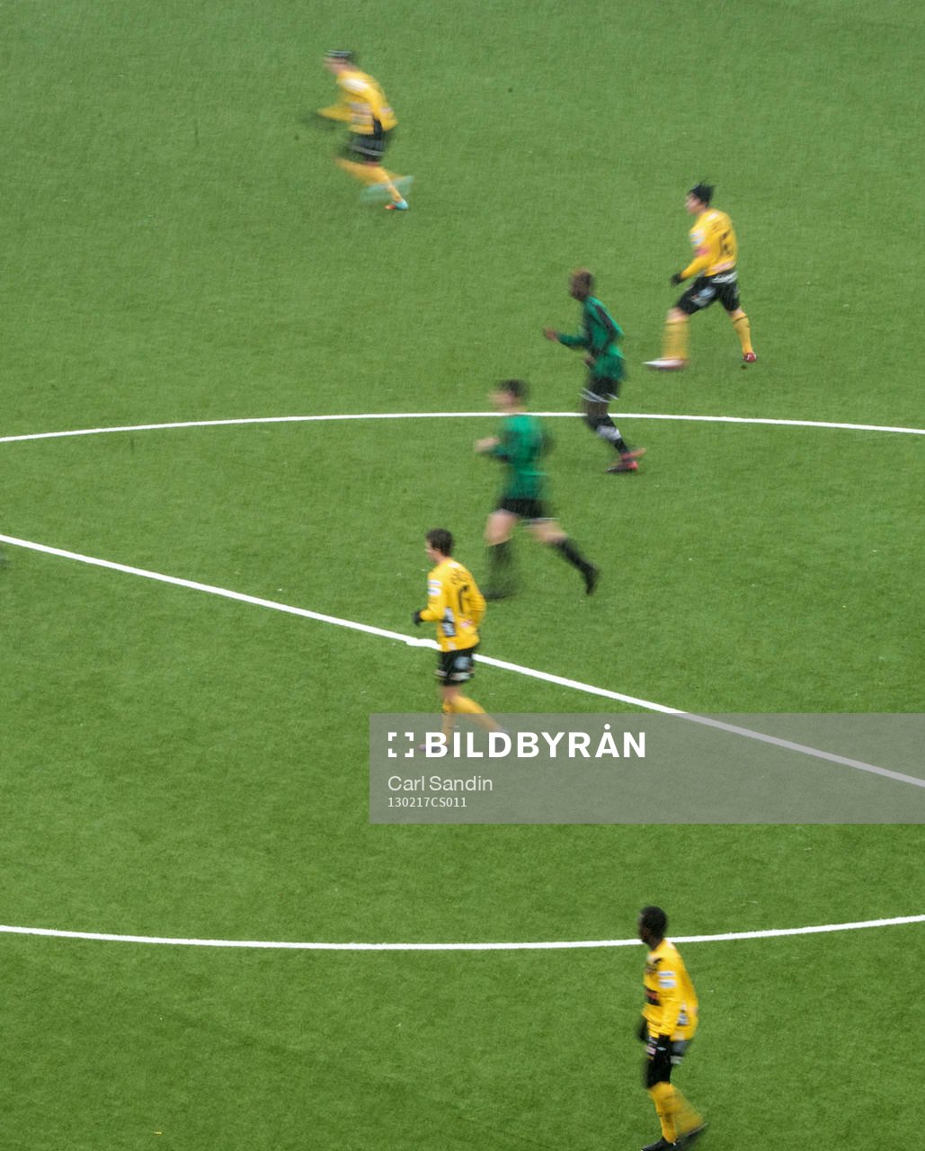 Spelarna springer på planen