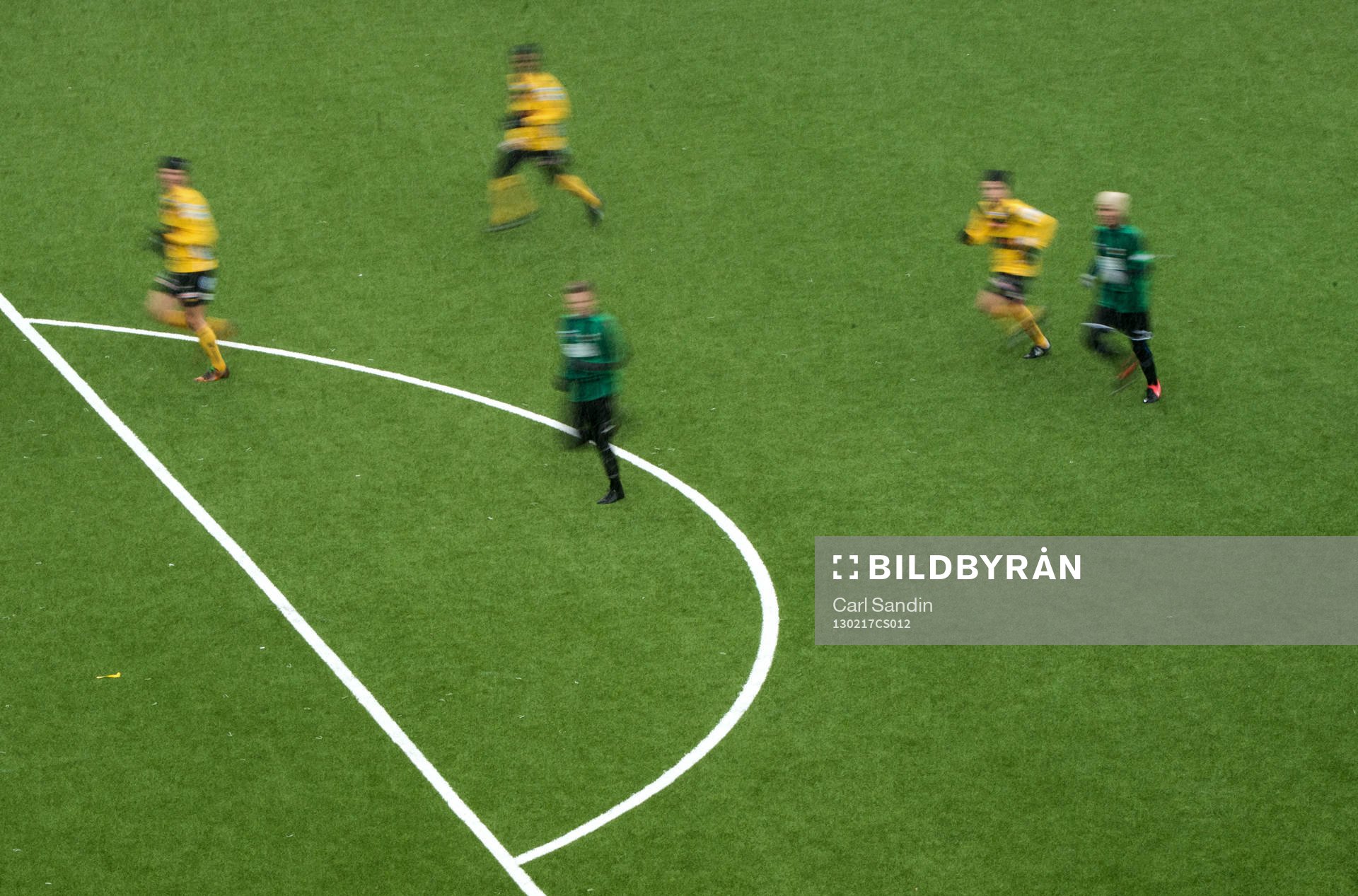 Spelarna springer på planen