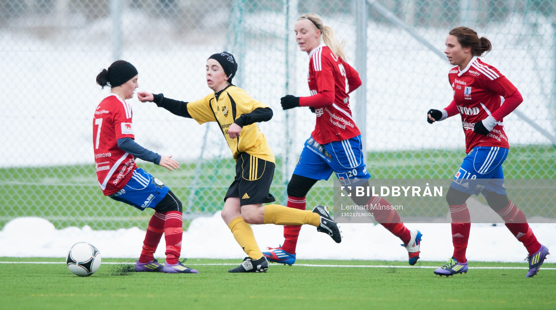 En liten kille mot tre tjejer