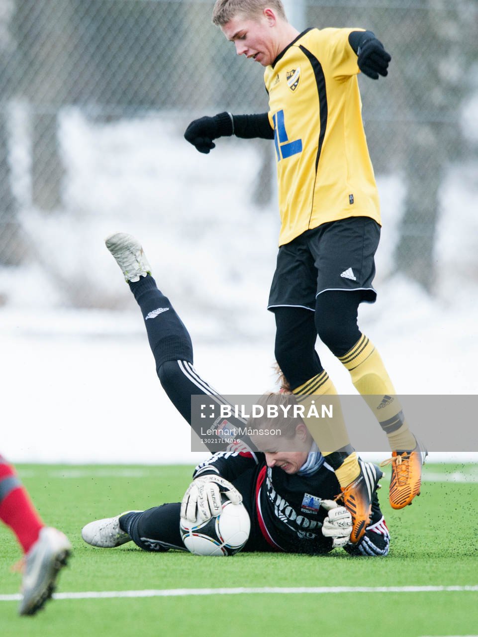 Målvakt räddar framför anstormande forward