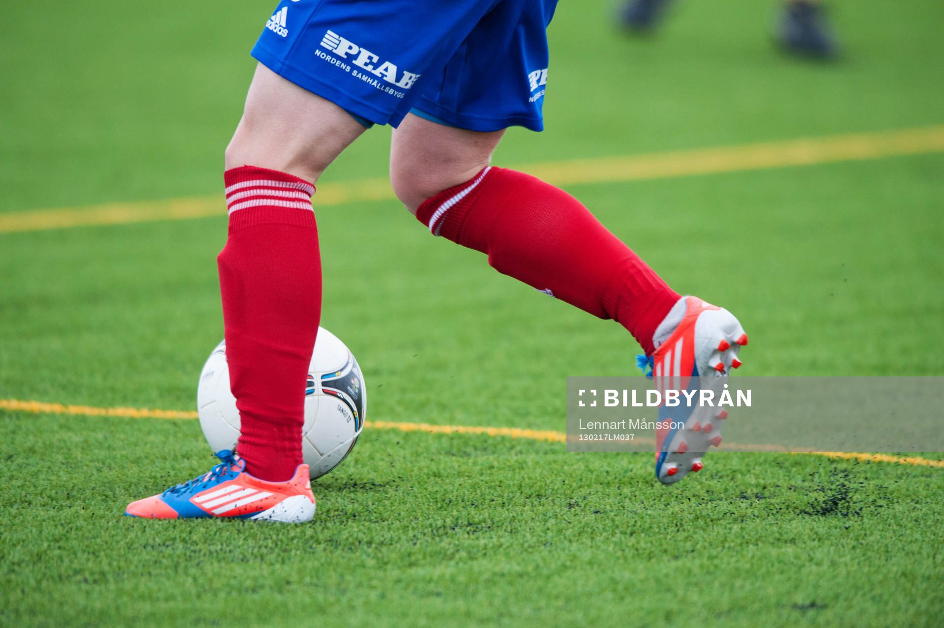 Konstgräs, fot, boll, fotbollsskor