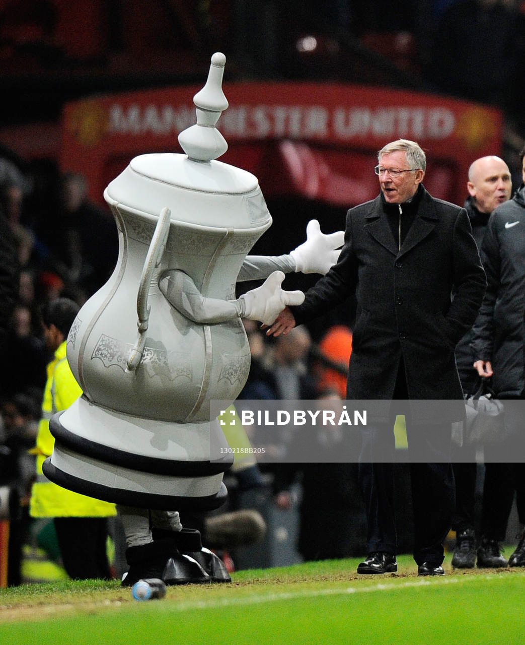Sir Alex Ferguson et la mascotte de la FA Cup    -