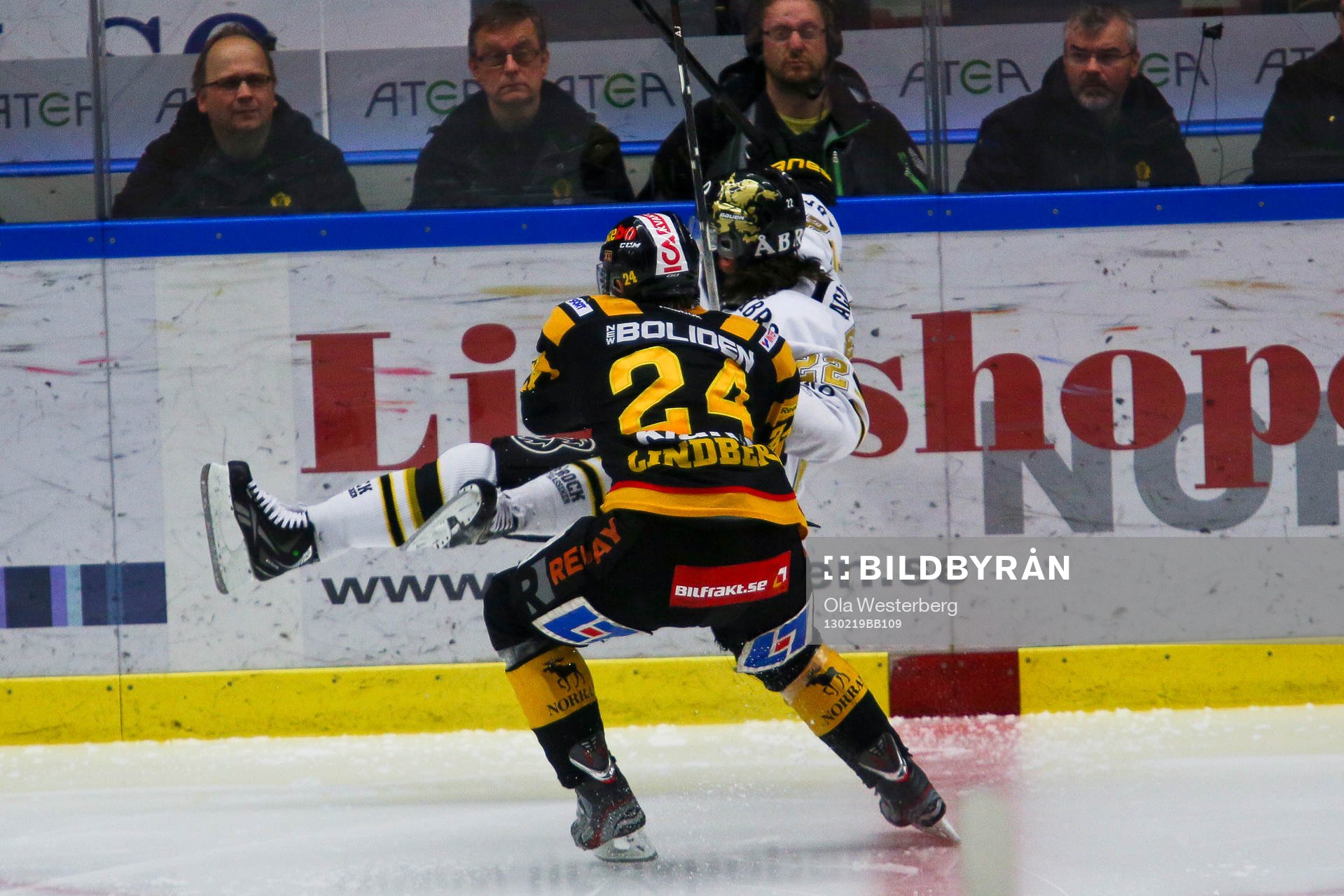 Skellefteå AIKs Oscar Lindberg tacklar Daniel Josefsson i