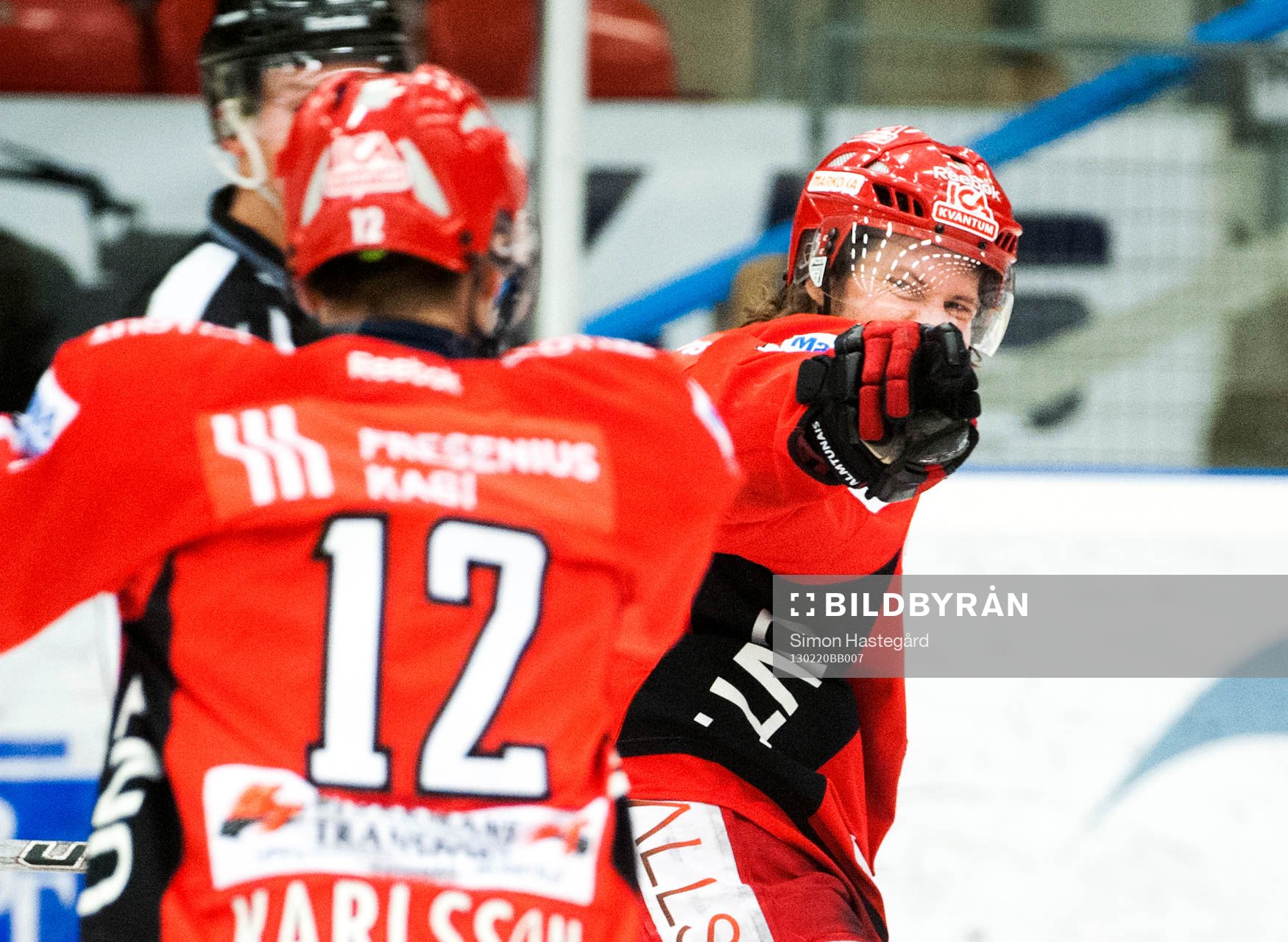 Johan Berggren, Almtuna, som precis gjort 1-0,  pekar och