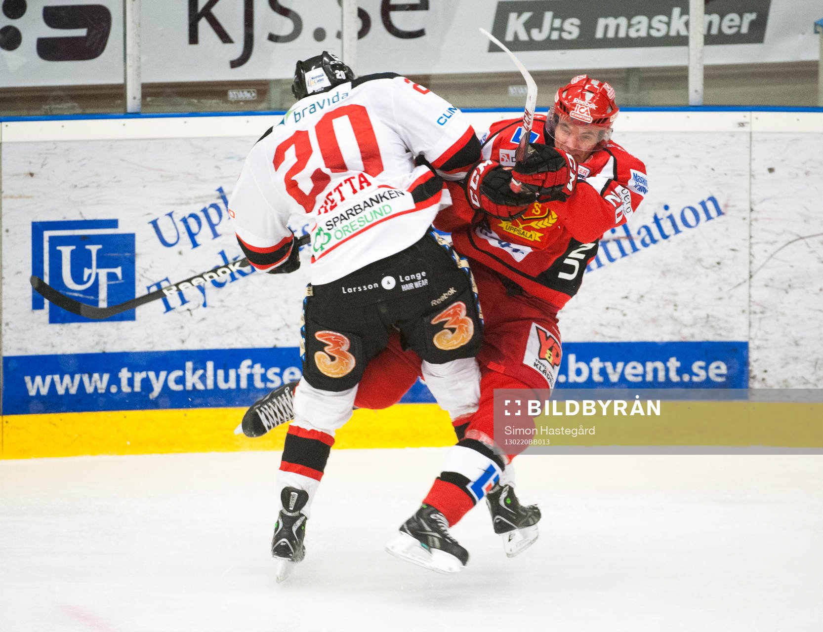 Magnus Eriksson, Almtuna, får en smäll av Henrik Hetta,
