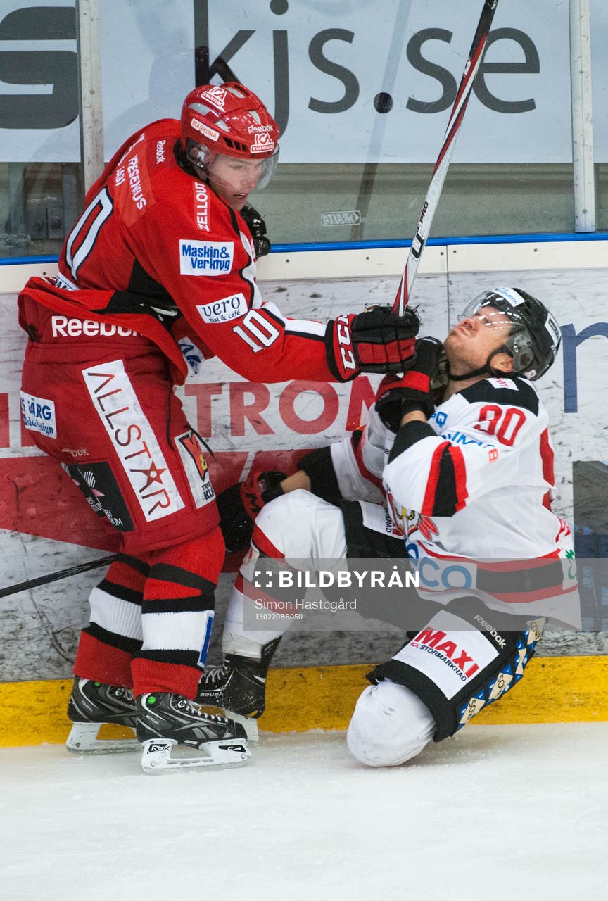 Mattias Persson, Malmö, får en smäll av Fredrik