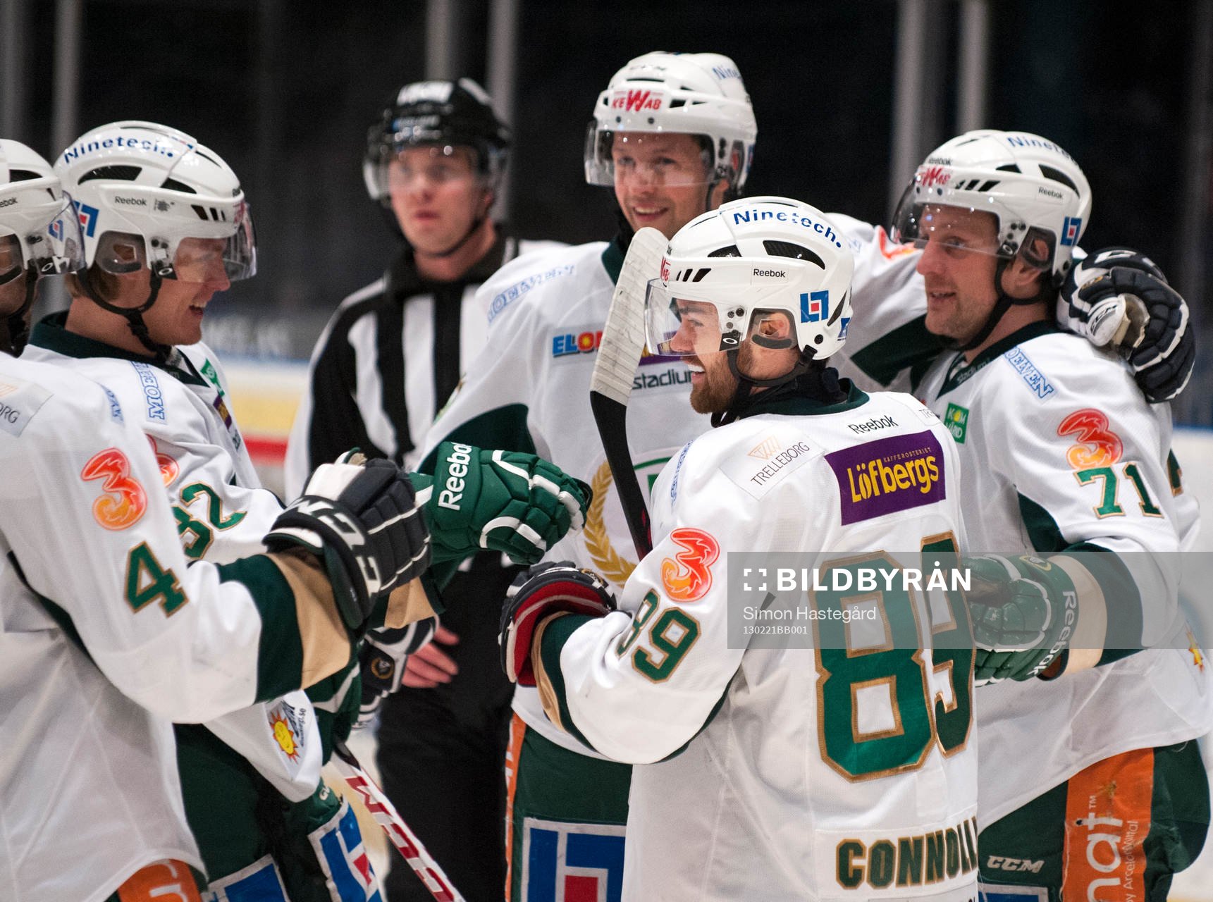 Jack Connolly, Färjestad, blir omkramad av sina lagkamrater
