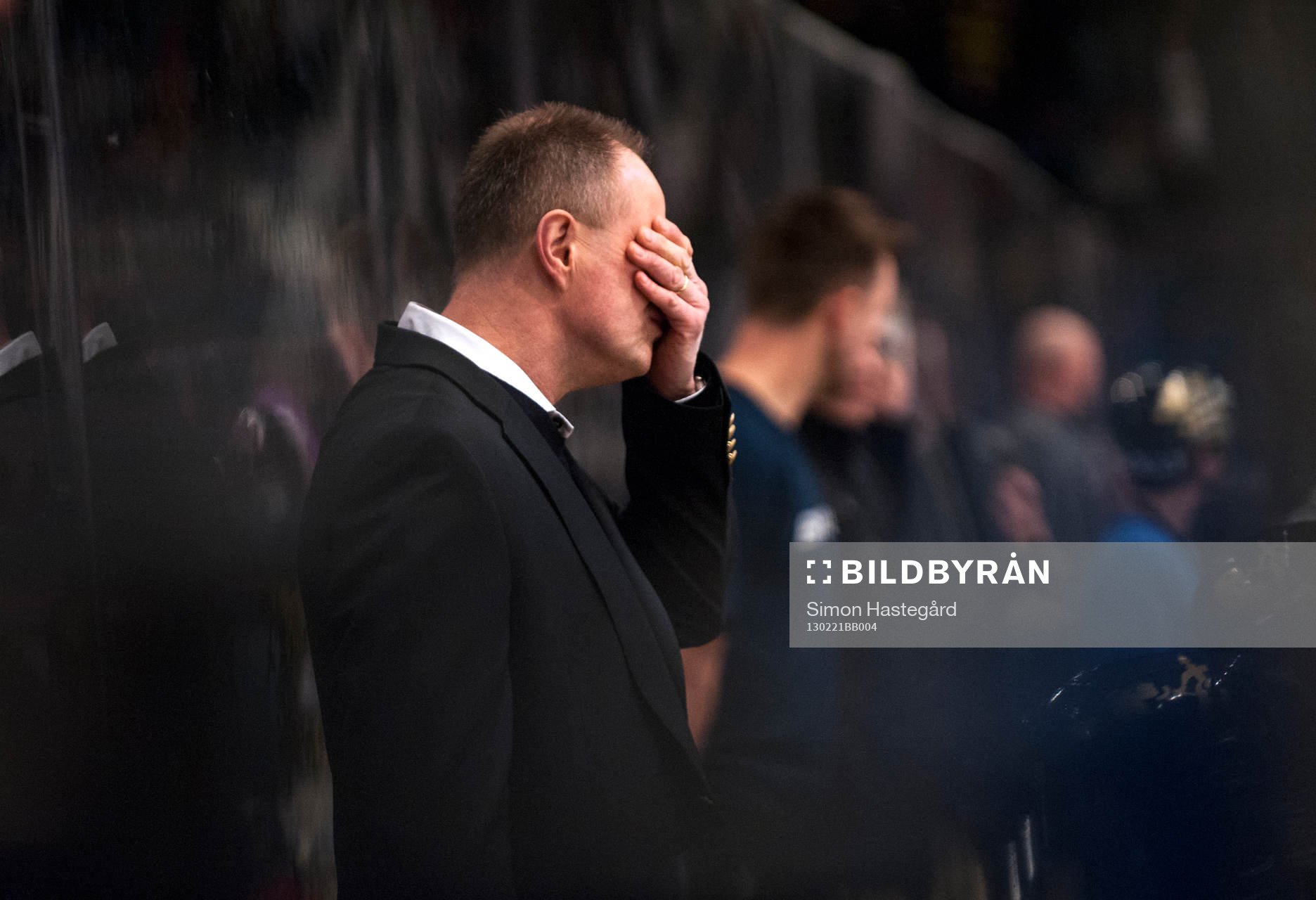 Anders Eldebrink, tränare, AIK, gömmer ansiktet i handen