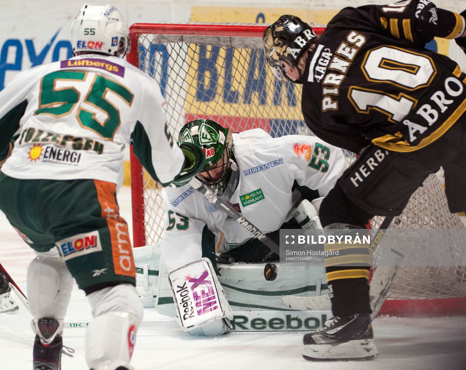 Esa Pirnes, AIK, försöker få in pucken bakom Fredrik