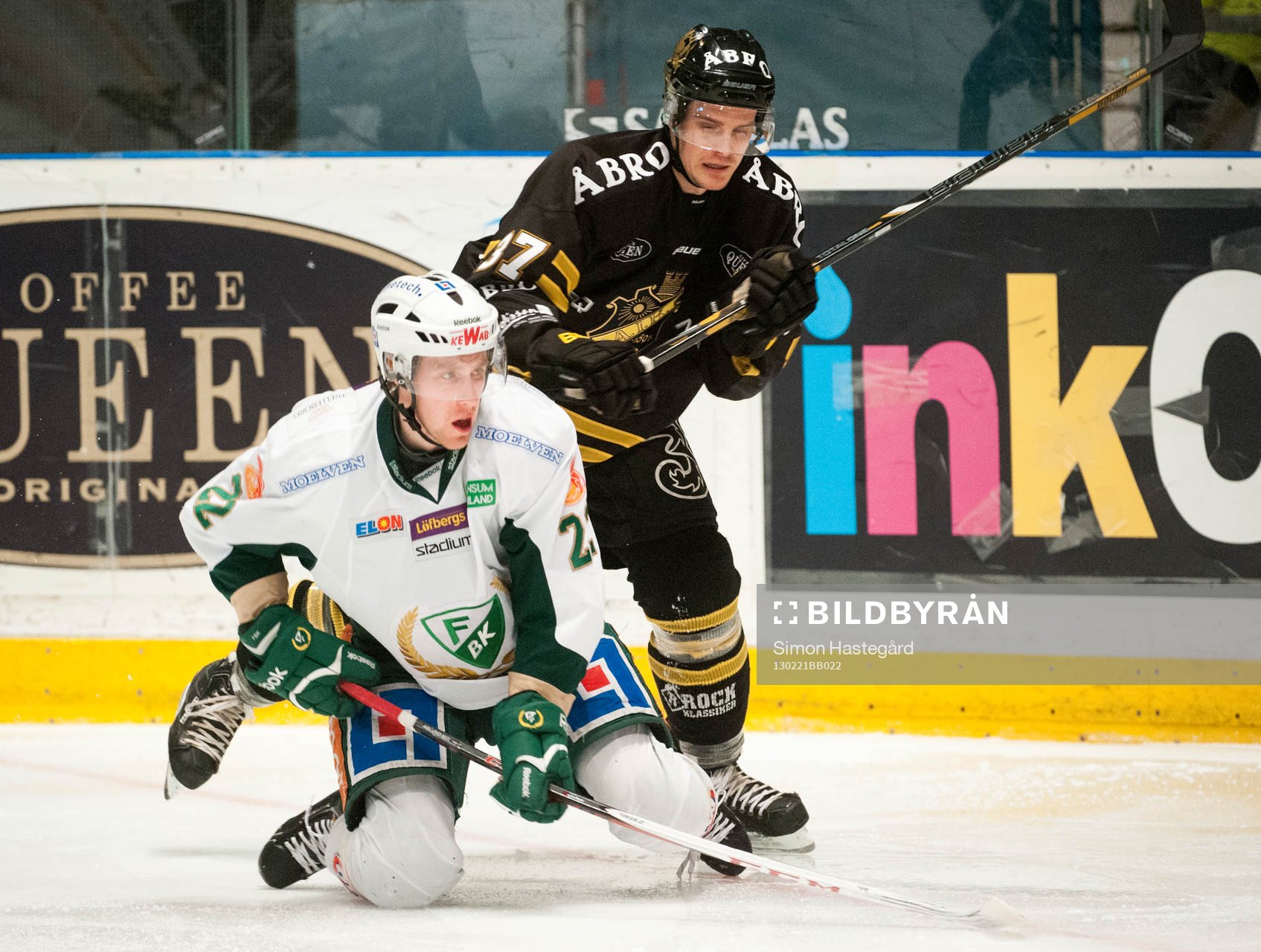 Per Åslund, Färjestad, och Stefan Johansson, AIK, i duell