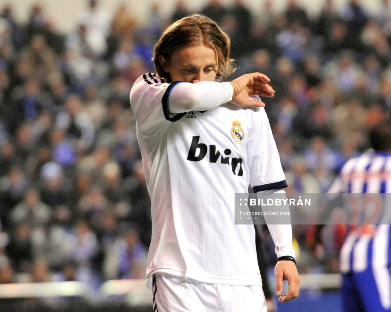 Luka Modric leaving pitch for substitution - Deportivo La
