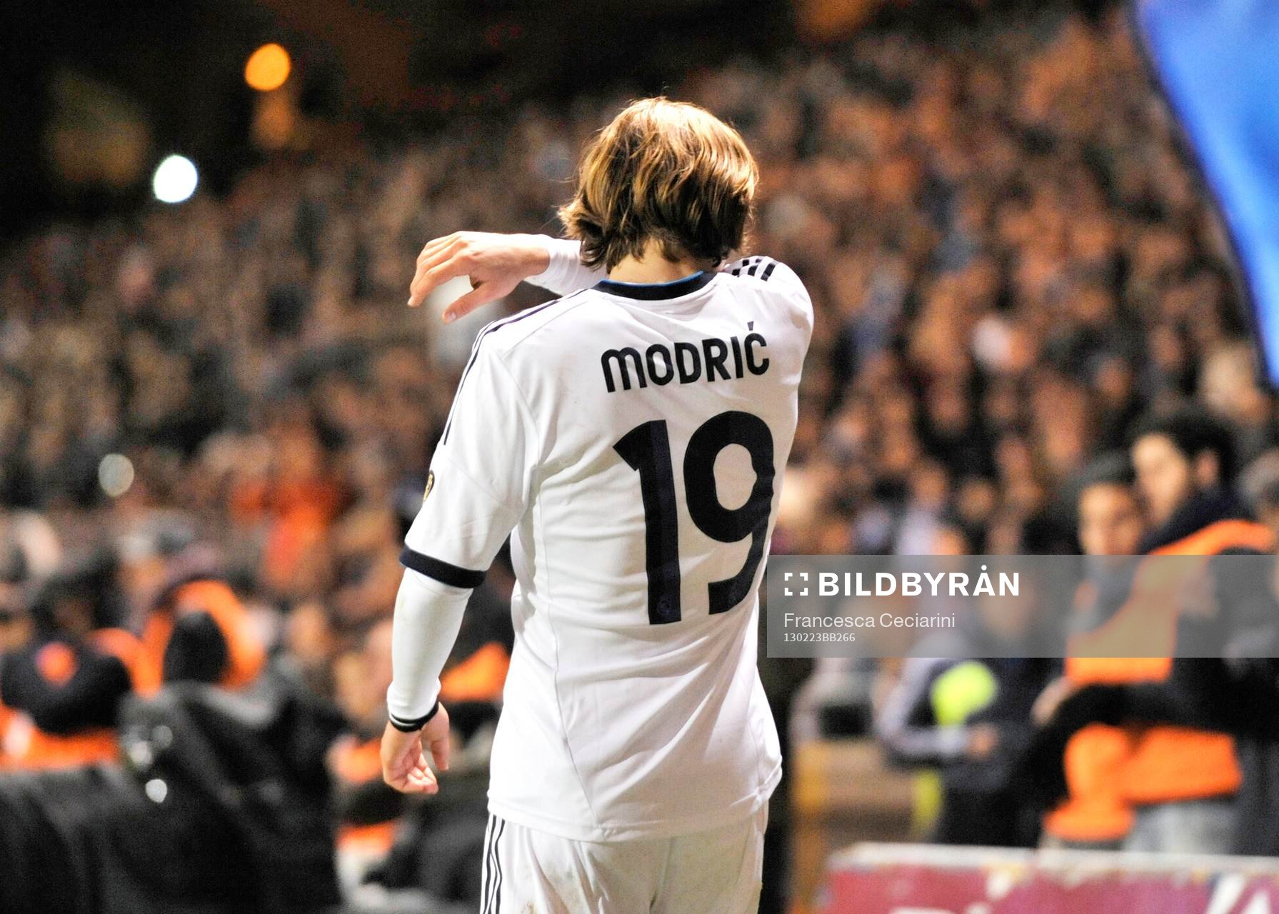 Luka Modric leaving pitch for substitution - Deportivo La