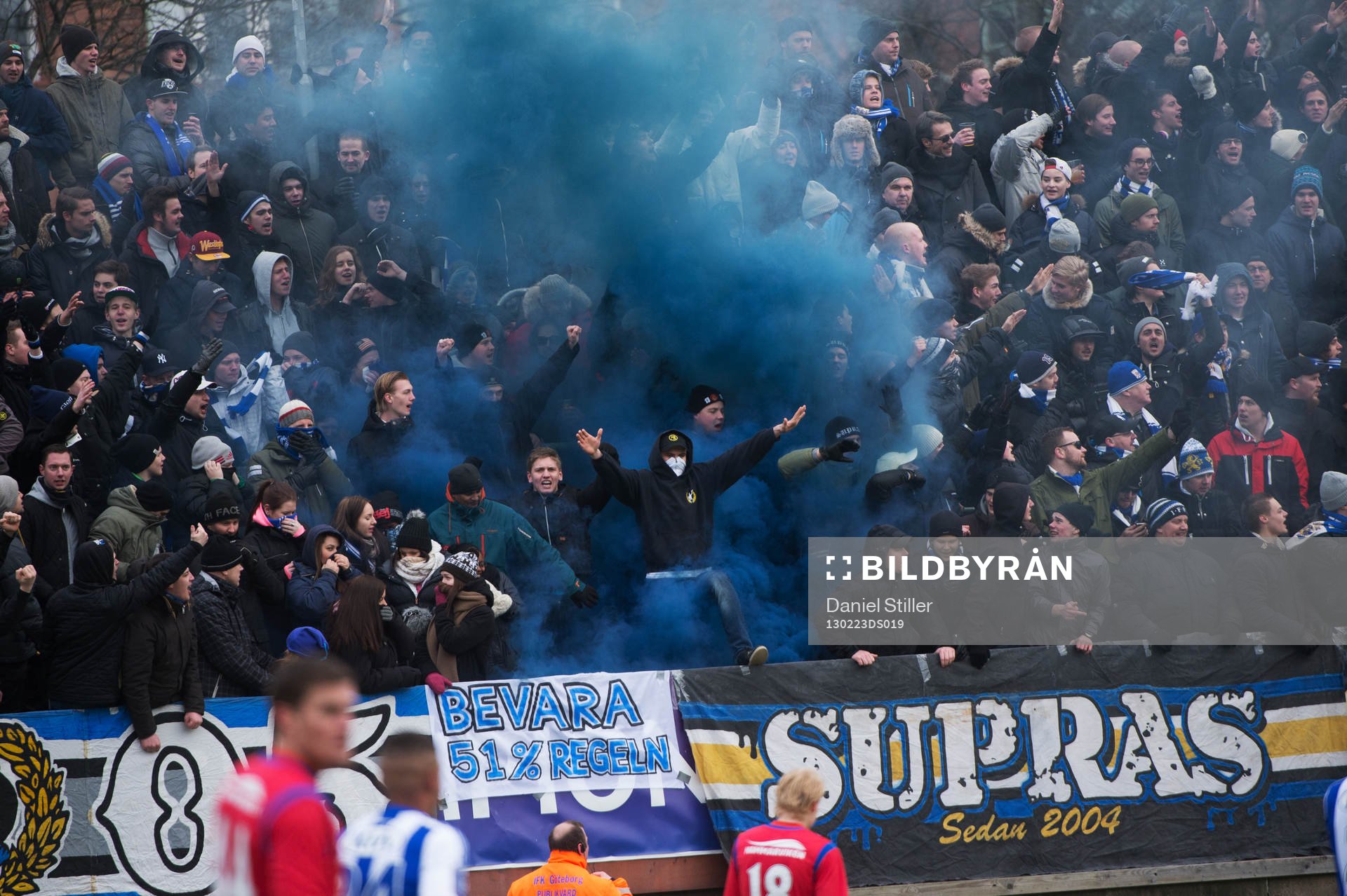 IFK Göteborgs supportrar tänder en bengal när laget gör