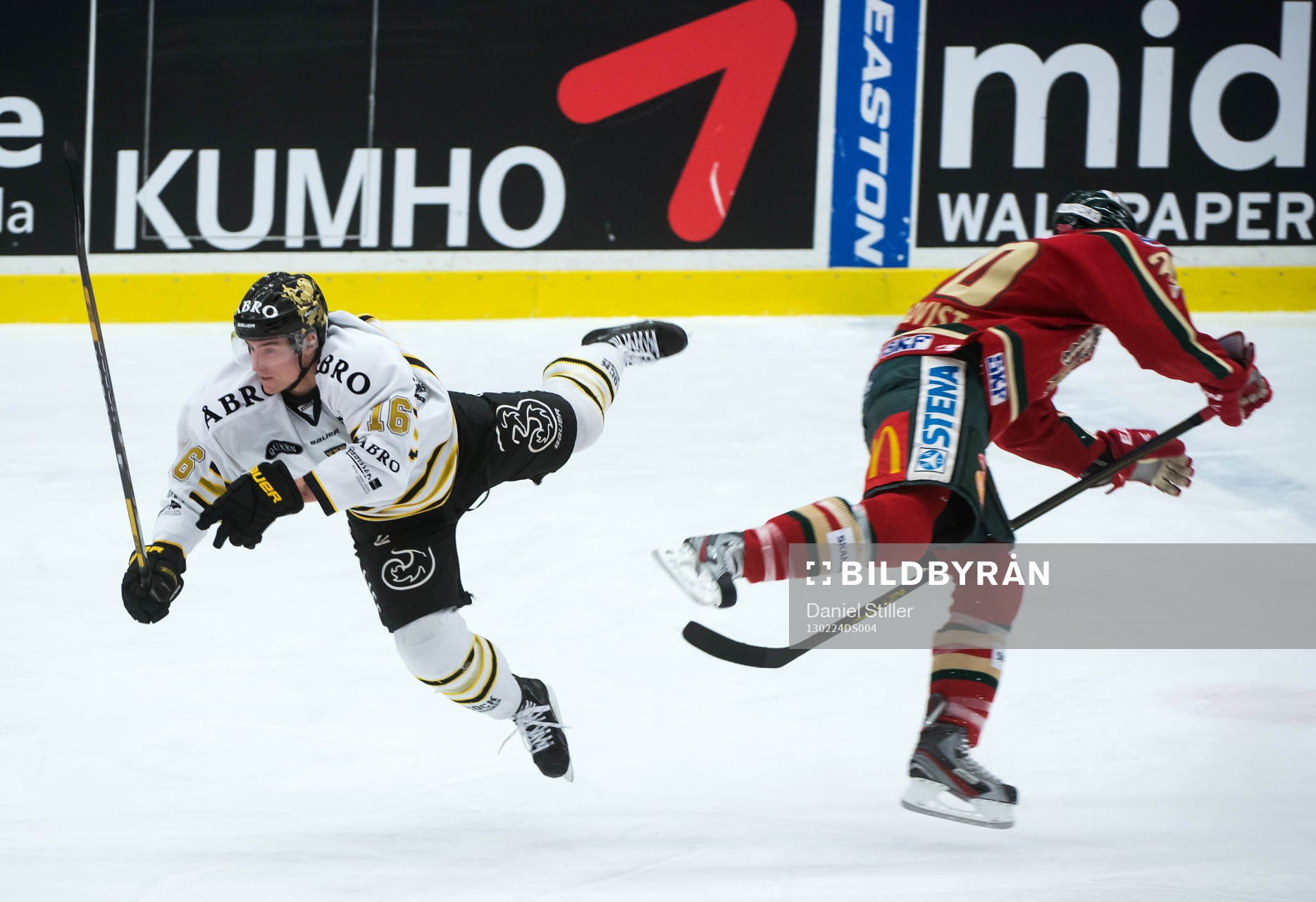 Tobias Viklund, AIK, åker på en åktur av Joel Lundqvist,
