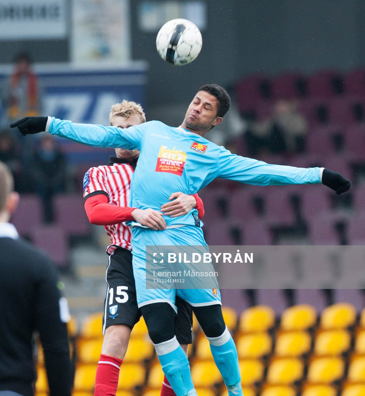 Filip Helander, Malmö, greppar en motståndare