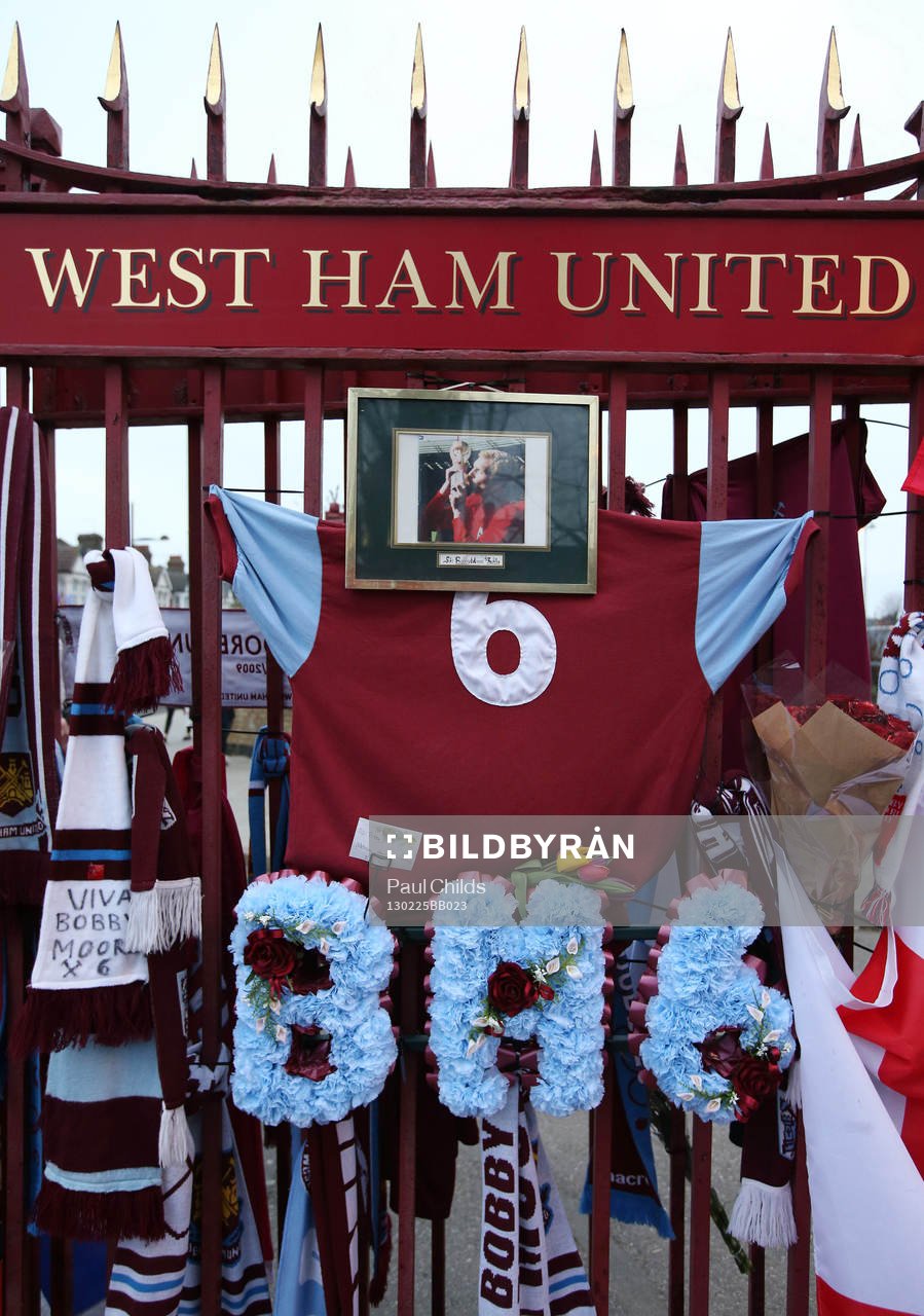 Football - West Ham United v Tottenham Hotspur - Barclays