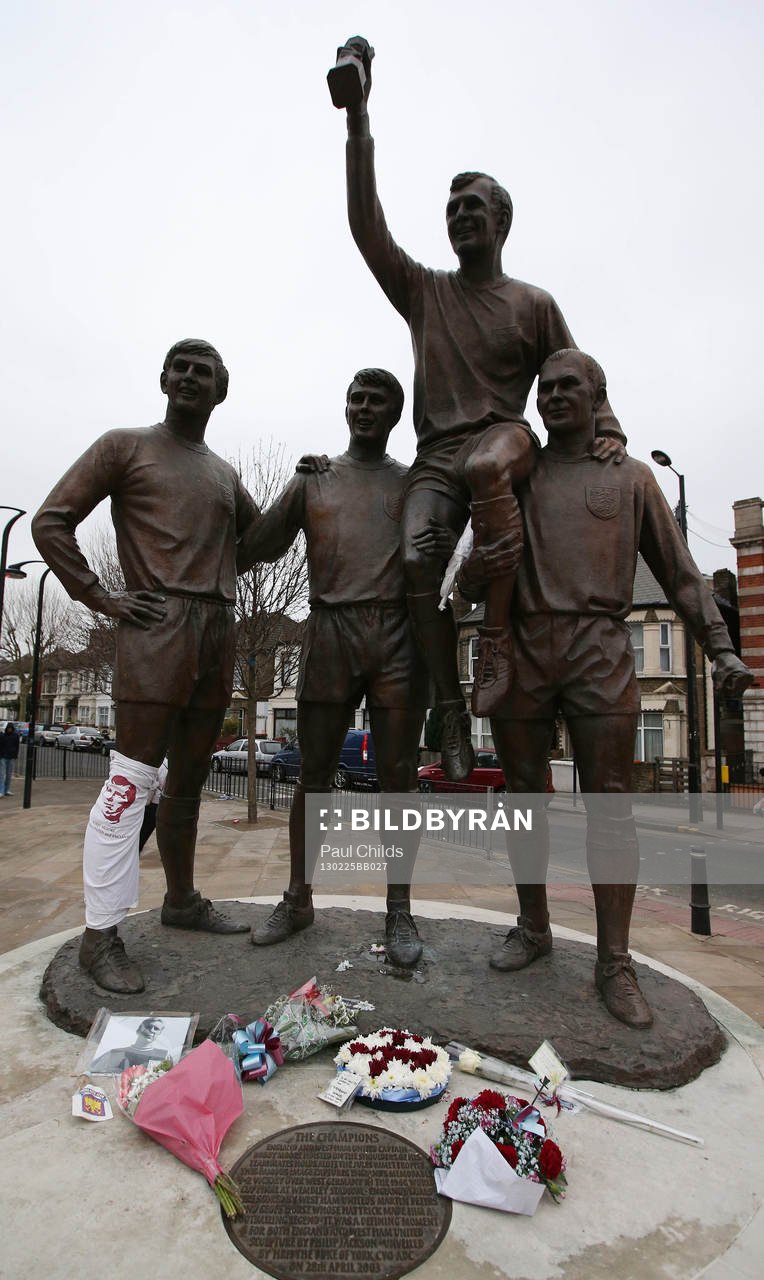 Football - West Ham United v Tottenham Hotspur - Barclays