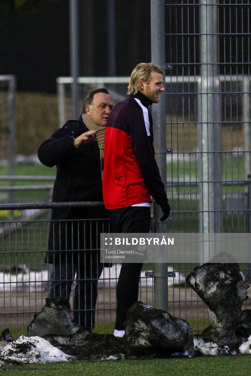 EINDHOVEN - Ola Toivonen speelt met de beloften tegen jong
