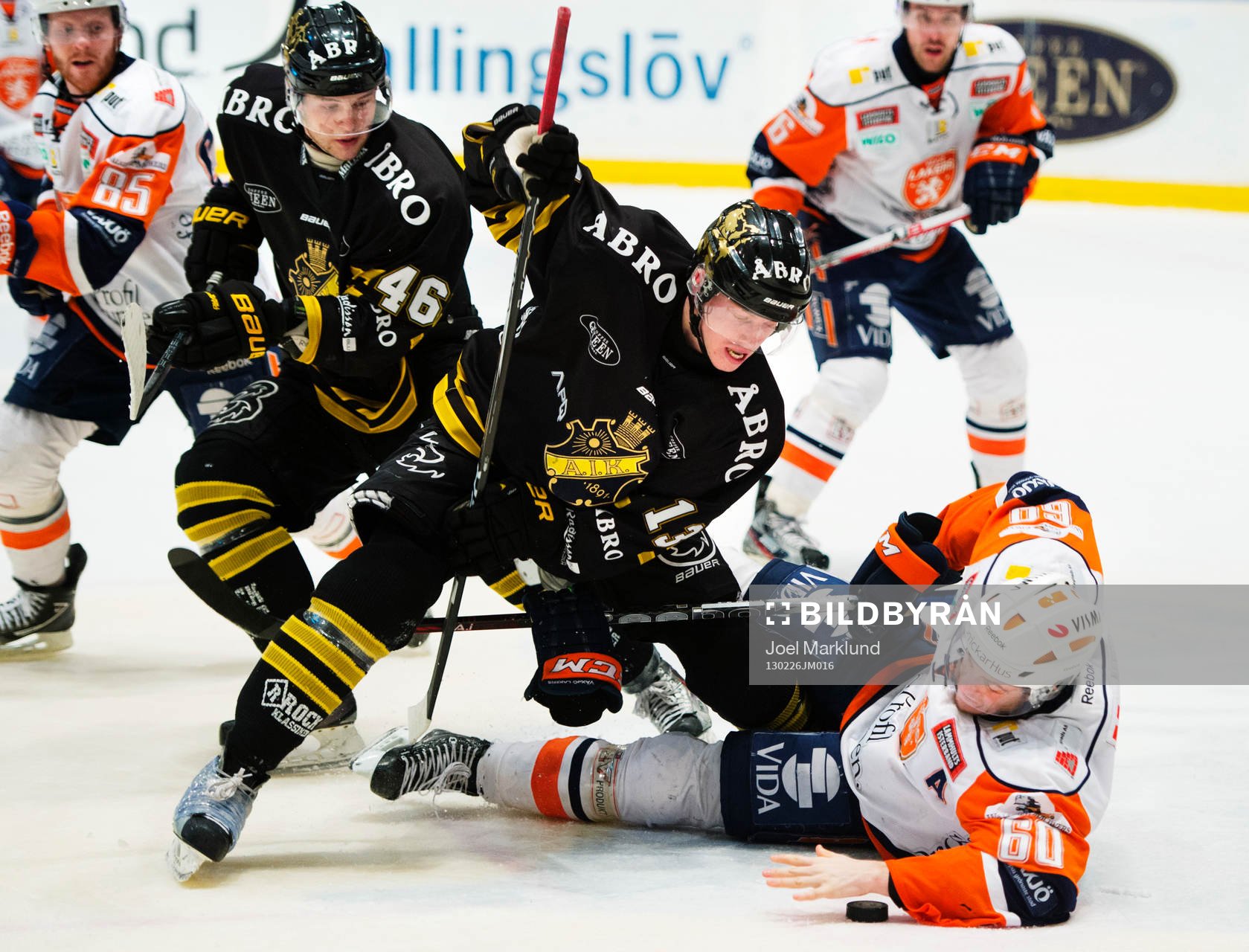 Nicklas Jensen och Joakim Nordström, AIK, kämpar om