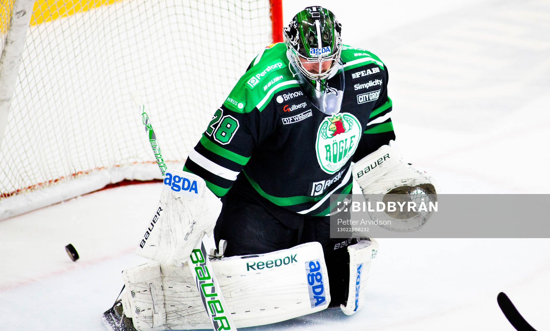 Oscar Lindberg, Skellefteå, gör 2-3 bakom, Martin Gerber,